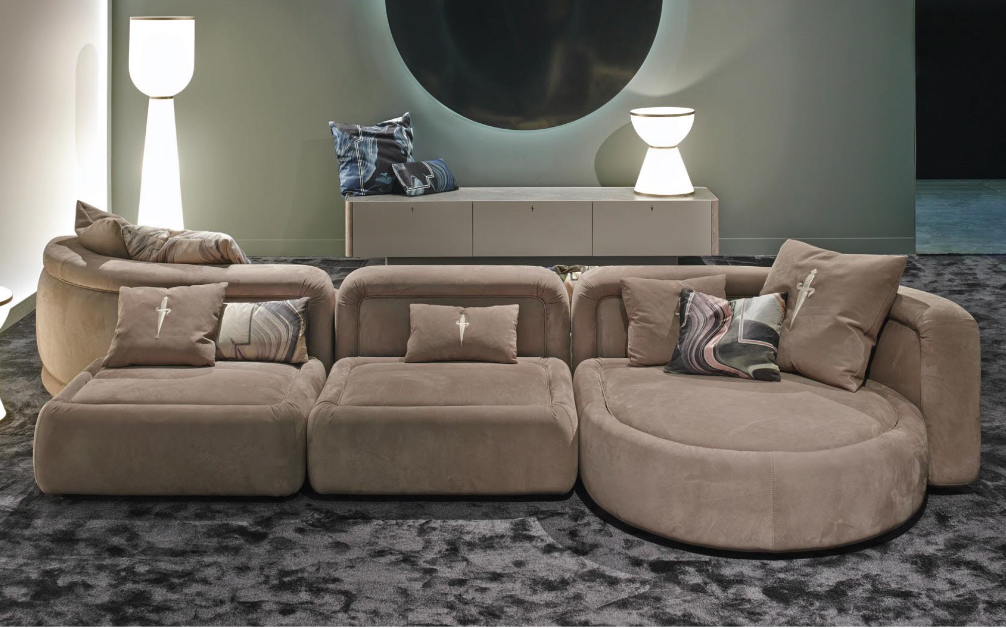 Elegant modular sofa in luxurious fabrics | Cesare Paciotti Home | 101DOMUS Modular sofa by Cesare Paciotti Home with curved elements and beige fabric upholstery