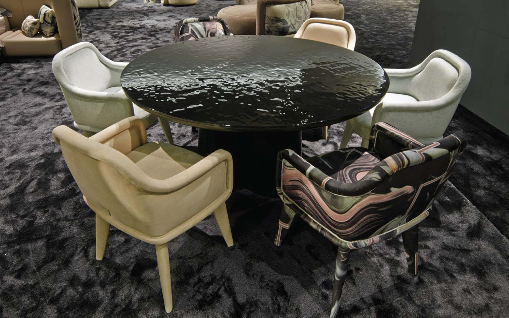 Round dining table with Cesare Paciotti Home chairs | 101DOMUS Round dining table with glossy black top and designer chairs by Cesare Paciotti Home