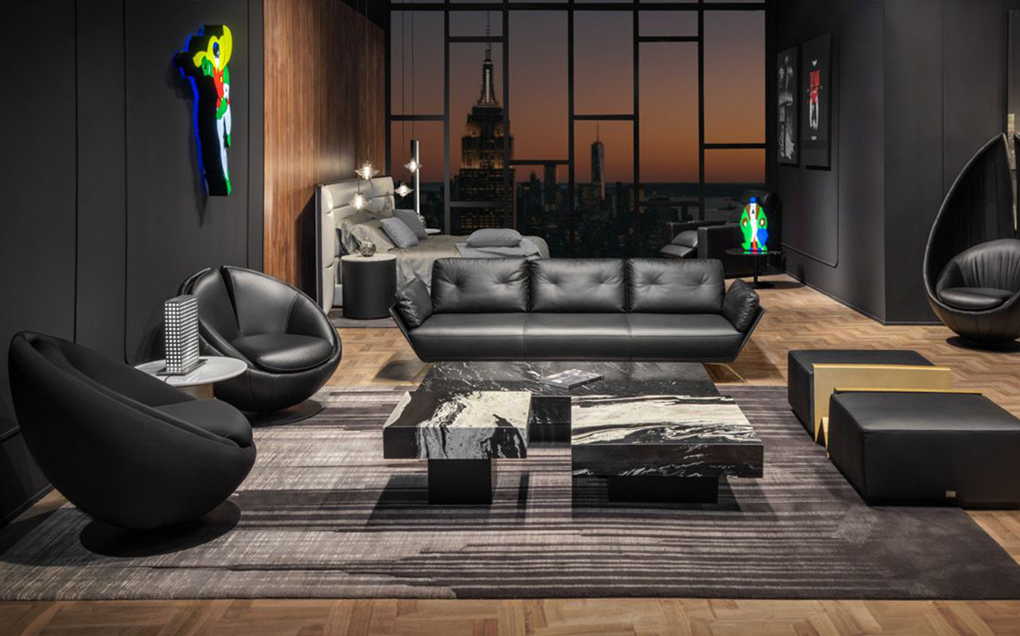 Angolo lounge Cantori con poltrone moderne, tavolini in marmo e madia turchese