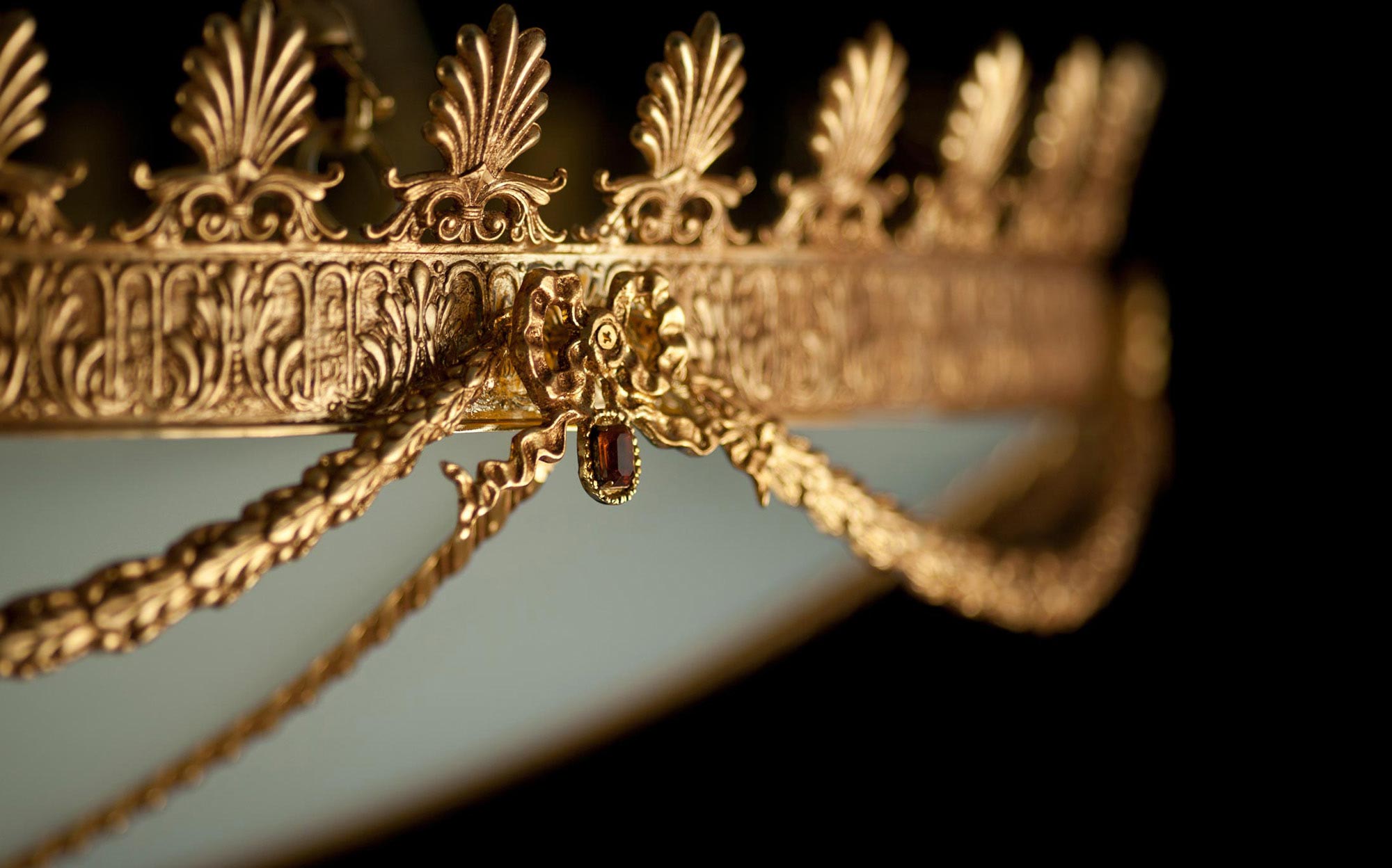 G. Moscatelli Gilded Brass Chandelier Detail | 101domus Ornate detail of a classic chandelier by G. Moscatelli in gilded brass with intricate handcrafted decorative elements, luxury Italian lighting design.