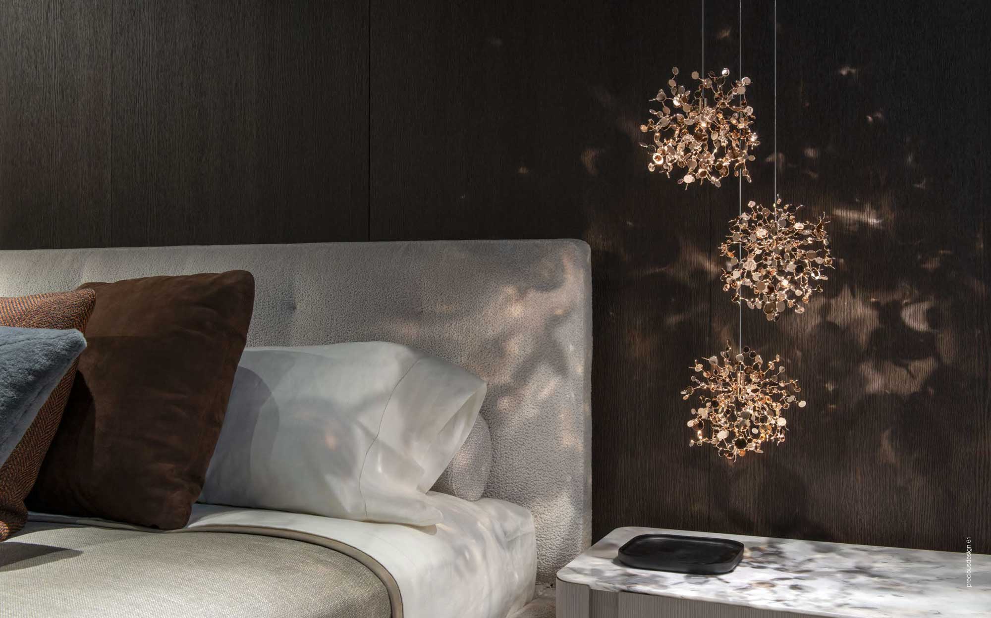 Artistic Terzani pendant lights for atmospheric lighting in the bedroom area | 101DOMUS Clustered Terzani pendant lights in a modern bedroom with light reflections on the walls