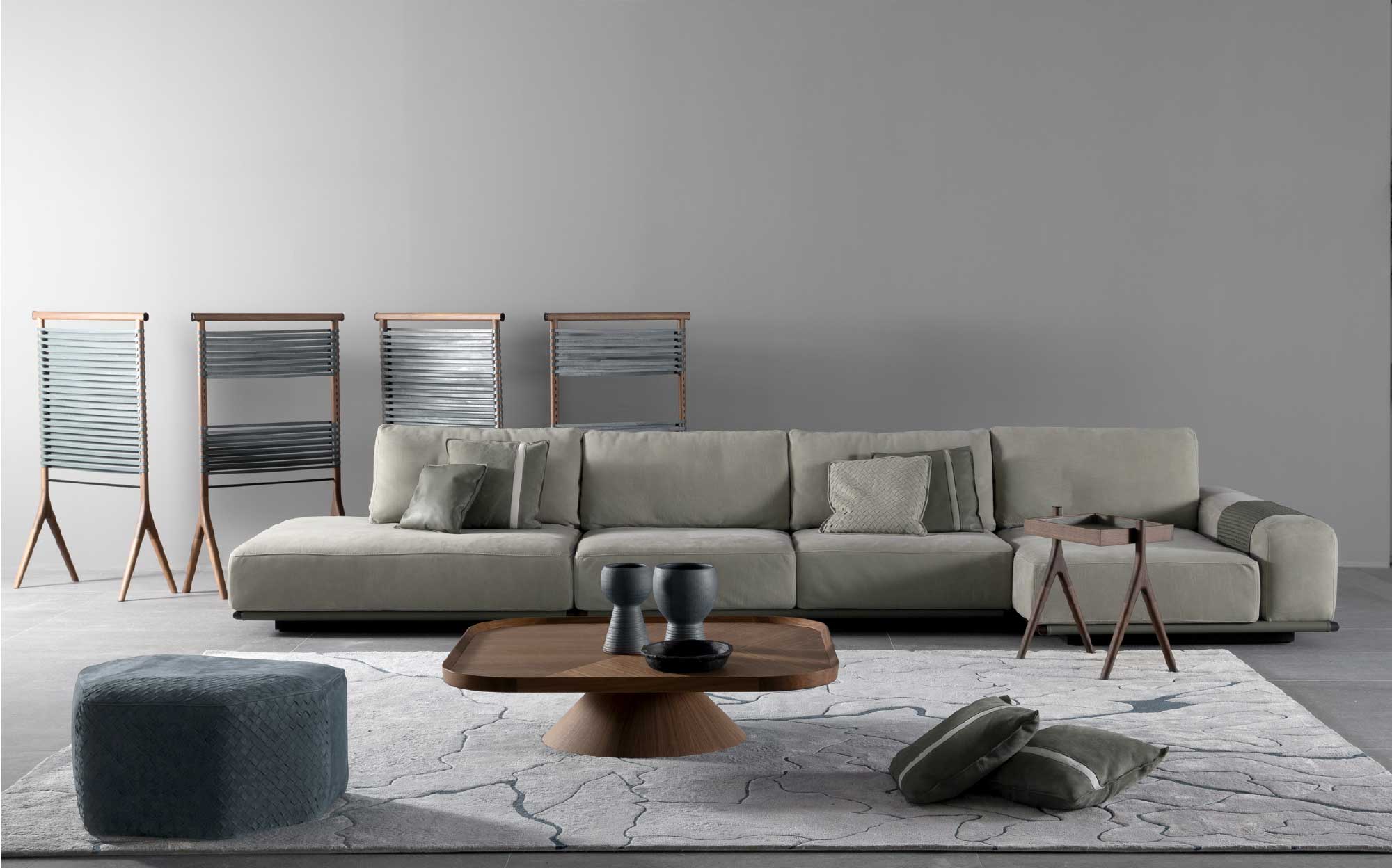 Модульный диван в серых тонах с охряными акцентами и скульптурными столиками – коллекция Ulivi 2023 | 101DOMUS