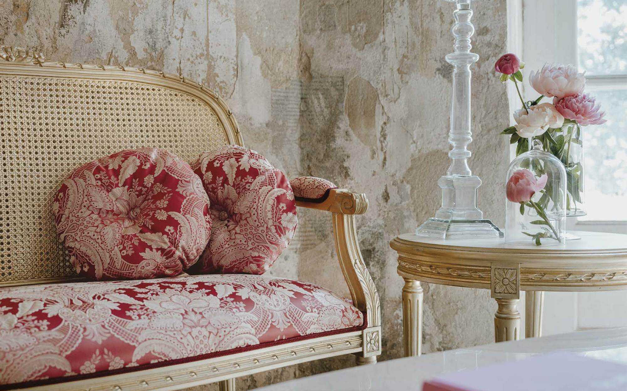 Bellotti Ezio Cromie loveseat in Vienna straw with pink cushions and round side table Bellotti Ezio Cromie loveseat in Vienna straw with pink cushions and round side table – classic Italian luxury furniture