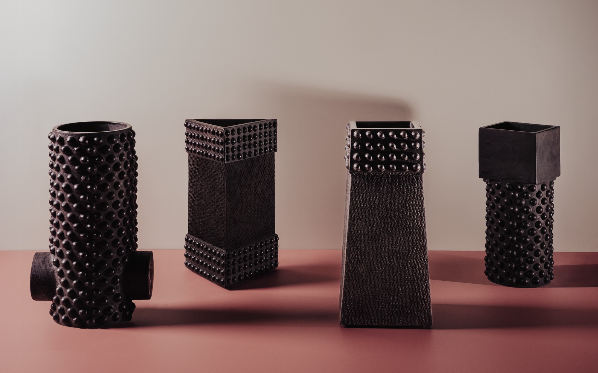 Bitossi Ceramiche New Collection 2026 Kasu vases in patinated black Bitossi Ceramiche New Collection 2026 Kasu vases in patinated black – Italian design ceramics