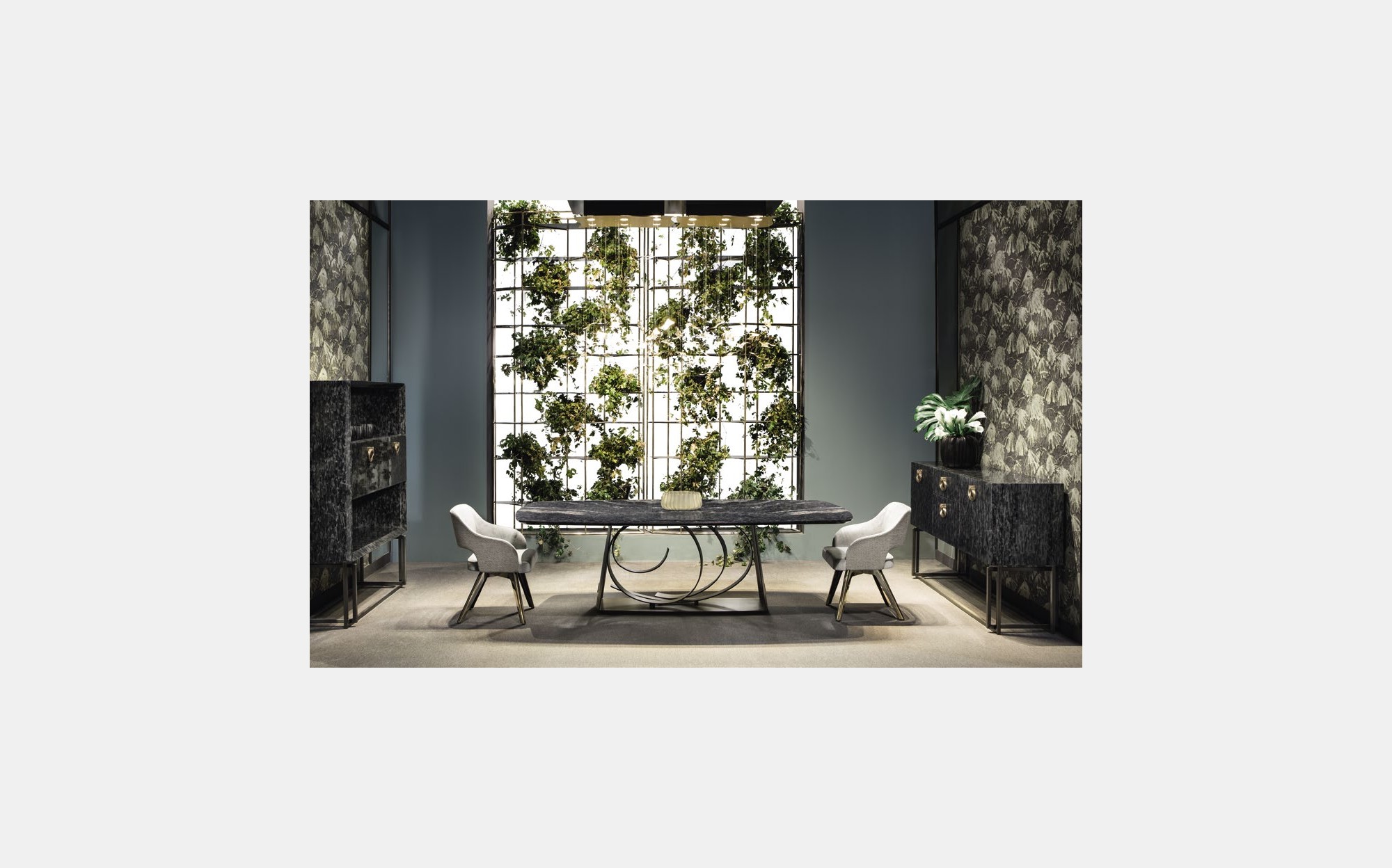 Cantori Bohemian їдальня з мармуровим столом Rodin, стільцями Adria і люстрою Manta Ray Cantori Bohemian їдальня з мармуровим столом Rodin, стільцями Adria і люстрою Manta Ray – сучасні італійські меблі люкс із традицією кованого заліза