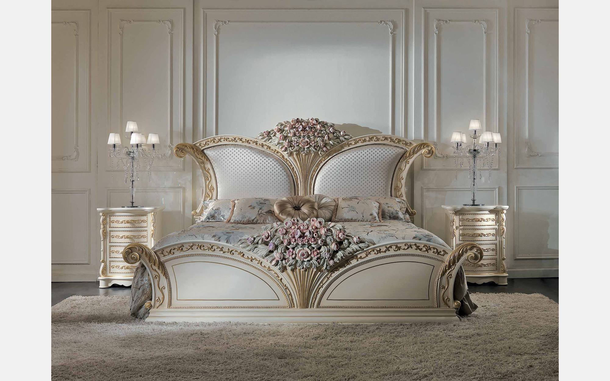 Різьблене ліжко кольору слонової кістки з квітковим декором Ceppi Style Різьблене ліжко кольору слонової кістки з квітковим декором Ceppi Style – італійські класичні меблі люкс