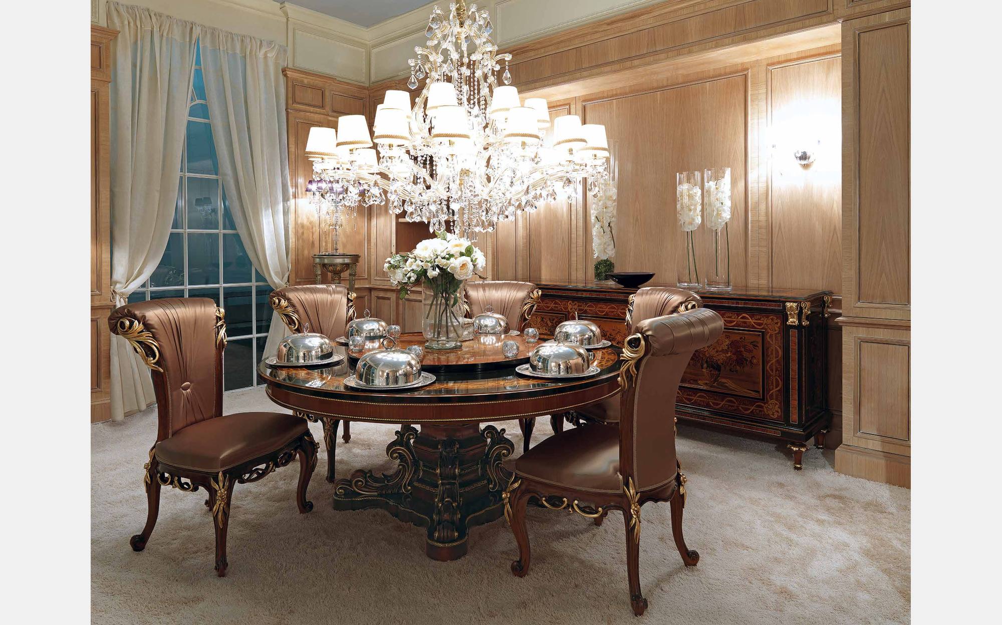 Круглый обеденный стол с кожаными стульями под хрустальной люстрой Ceppi Style Круглый обеденный стол с кожаными стульями под хрустальной люстрой Ceppi Style – итальянская классическая мебель люкс