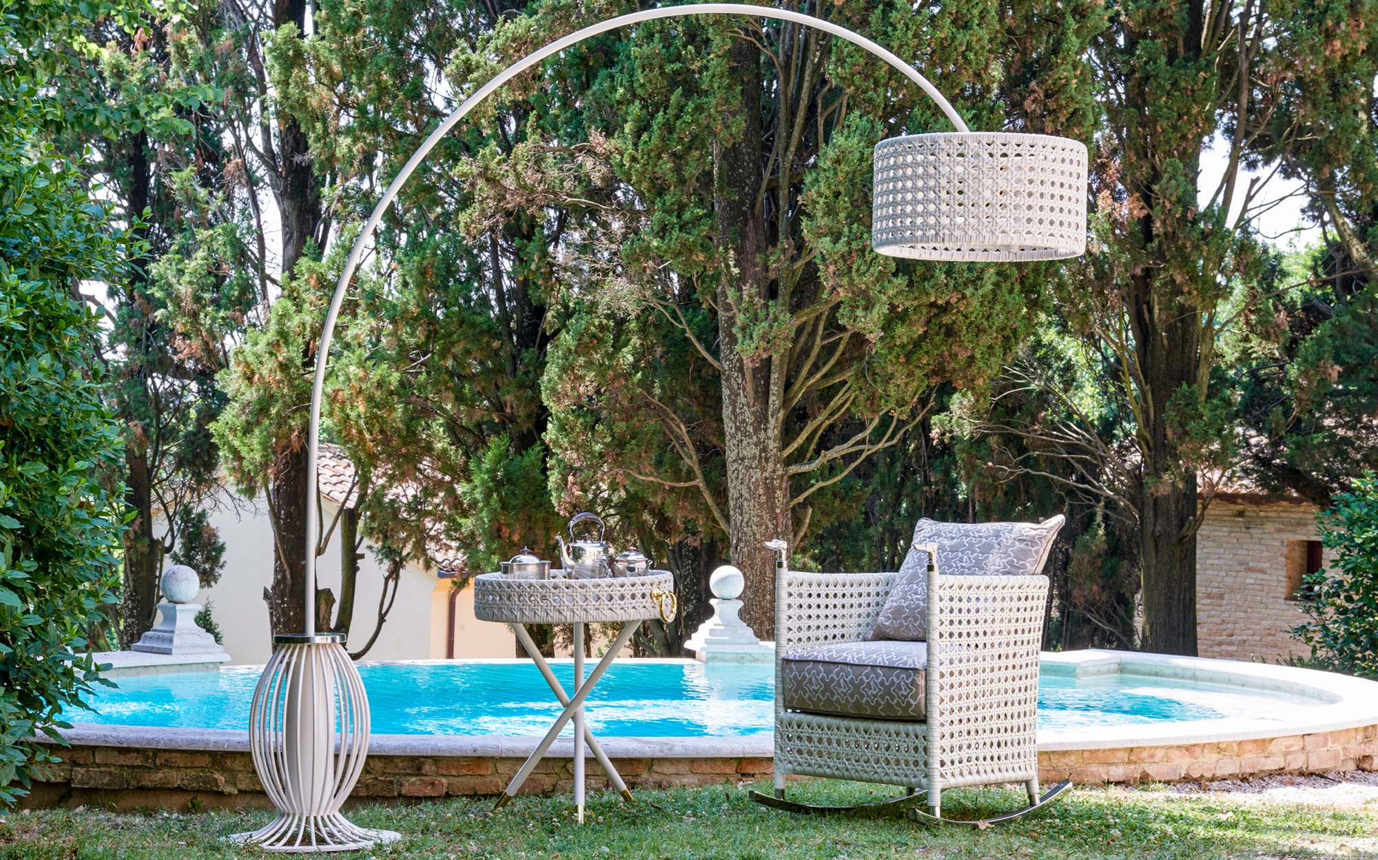Samuele Mazza Lighting торшер-дуга Wezen біля басейну з кріслом Samuele Mazza Lighting торшер-дуга Wezen біля басейну з кріслом – італійське вуличне освітлення люкс