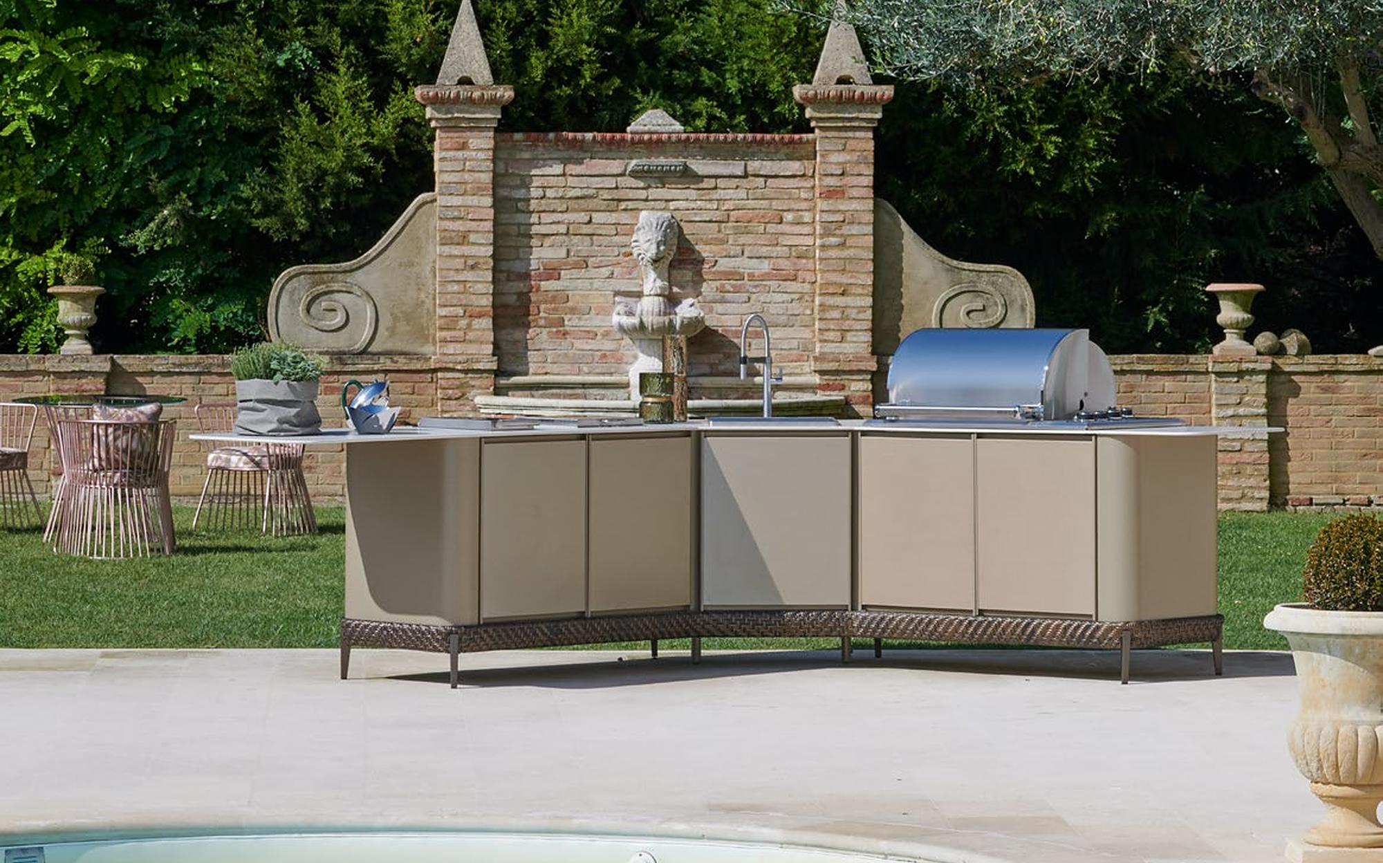 Samuele Mazza Outdoor Kitchen Curved Kitchen corner composition with barbecue by the pool Samuele Mazza Outdoor Kitchen Curved Kitchen corner composition with barbecue by the pool – Italian luxury outdoor kitchen