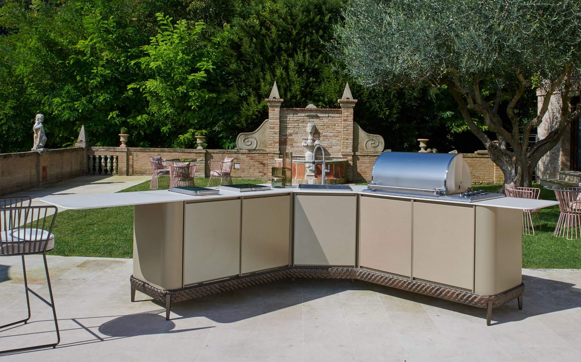 Samuele Mazza Outdoor Kitchen Curved Kitchen corner composition with barbecue in villa garden Samuele Mazza Outdoor Kitchen Curved Kitchen corner composition with barbecue in villa garden – Italian luxury outdoor kitchen
