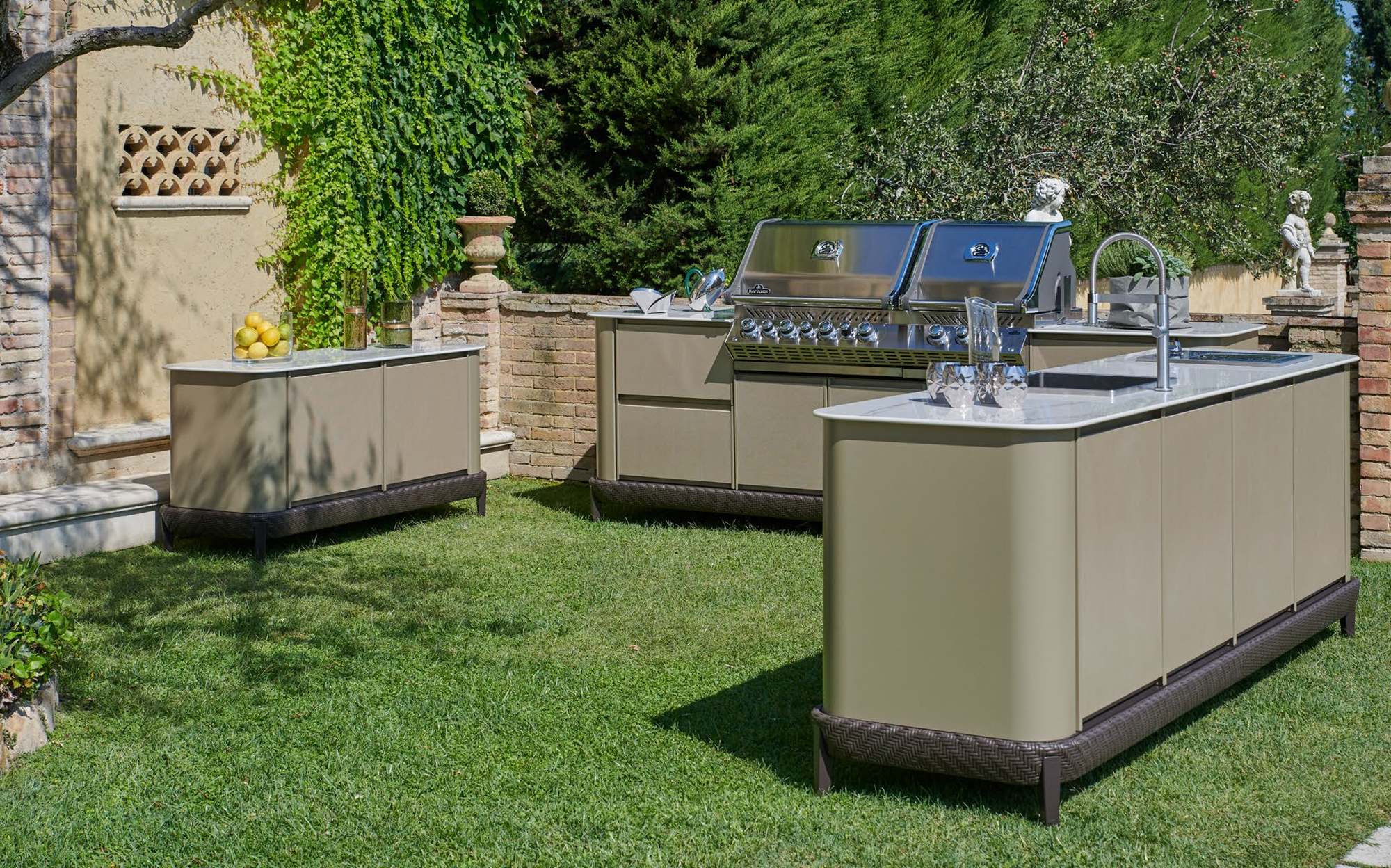 Samuele Mazza Outdoor Kitchen Curved Kitchen multi-element composition with barbecue and island Samuele Mazza Outdoor Kitchen Curved Kitchen multi-element composition with barbecue and island – Italian luxury outdoor kitchen
