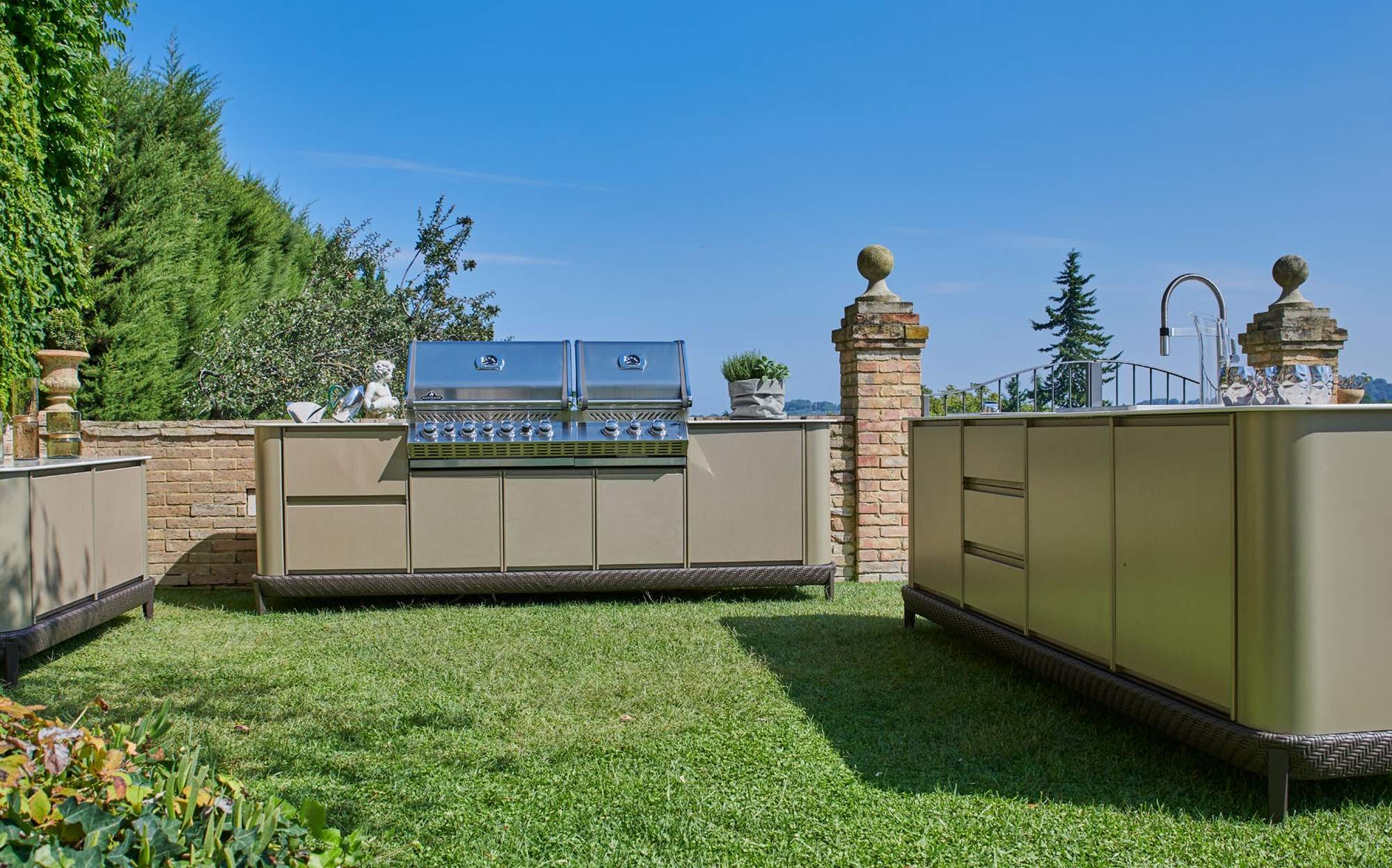 Samuele Mazza Outdoor Kitchen Curved Kitchen multi-element composition on garden lawn Samuele Mazza Outdoor Kitchen Curved Kitchen multi-element composition on garden lawn – Italian luxury outdoor kitchen