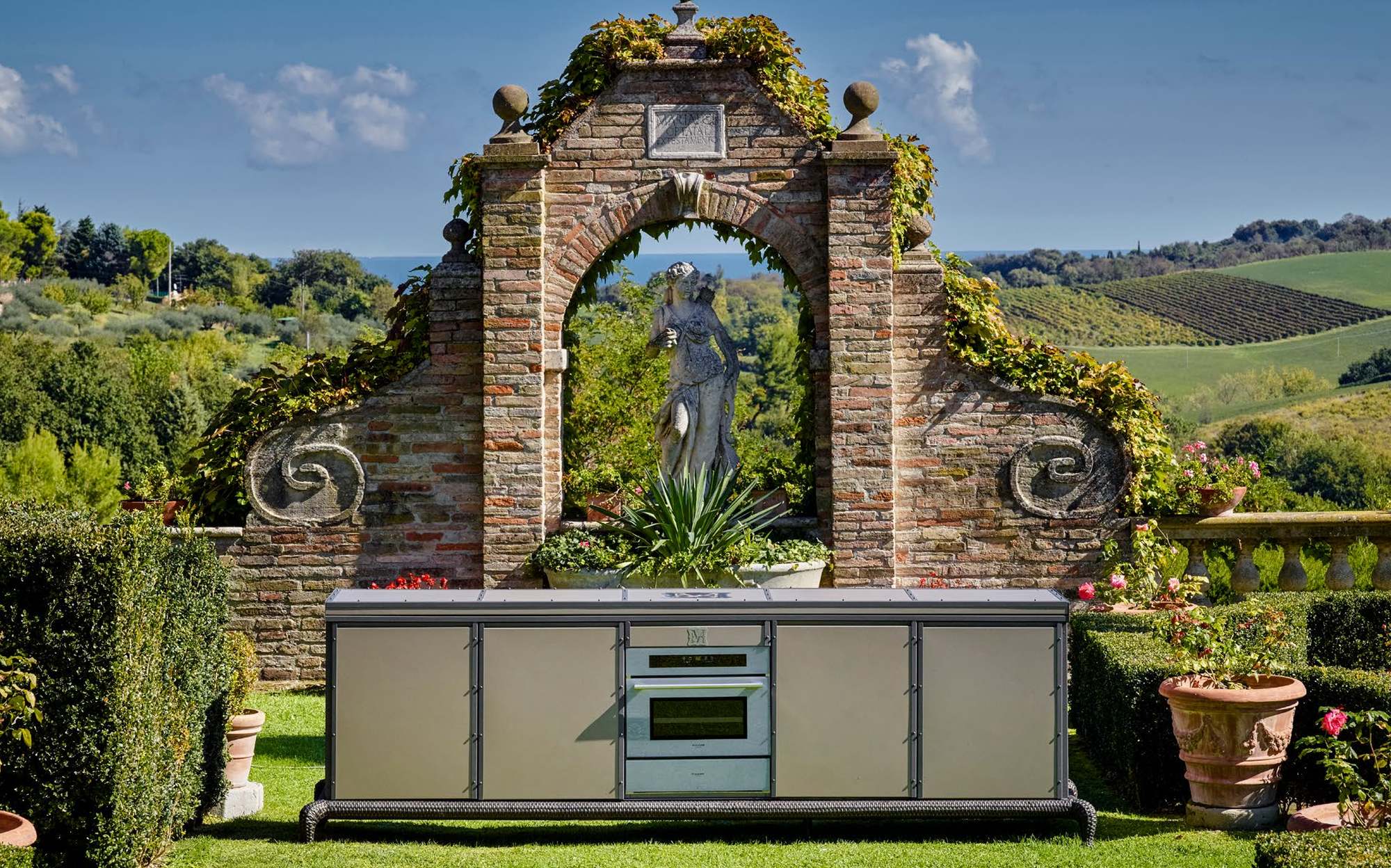 Samuele Mazza Outdoor Kitchen Curved Kitchen with ovens in Italian garden Samuele Mazza Outdoor Kitchen Curved Kitchen with ovens in Italian garden – Italian luxury outdoor kitchen