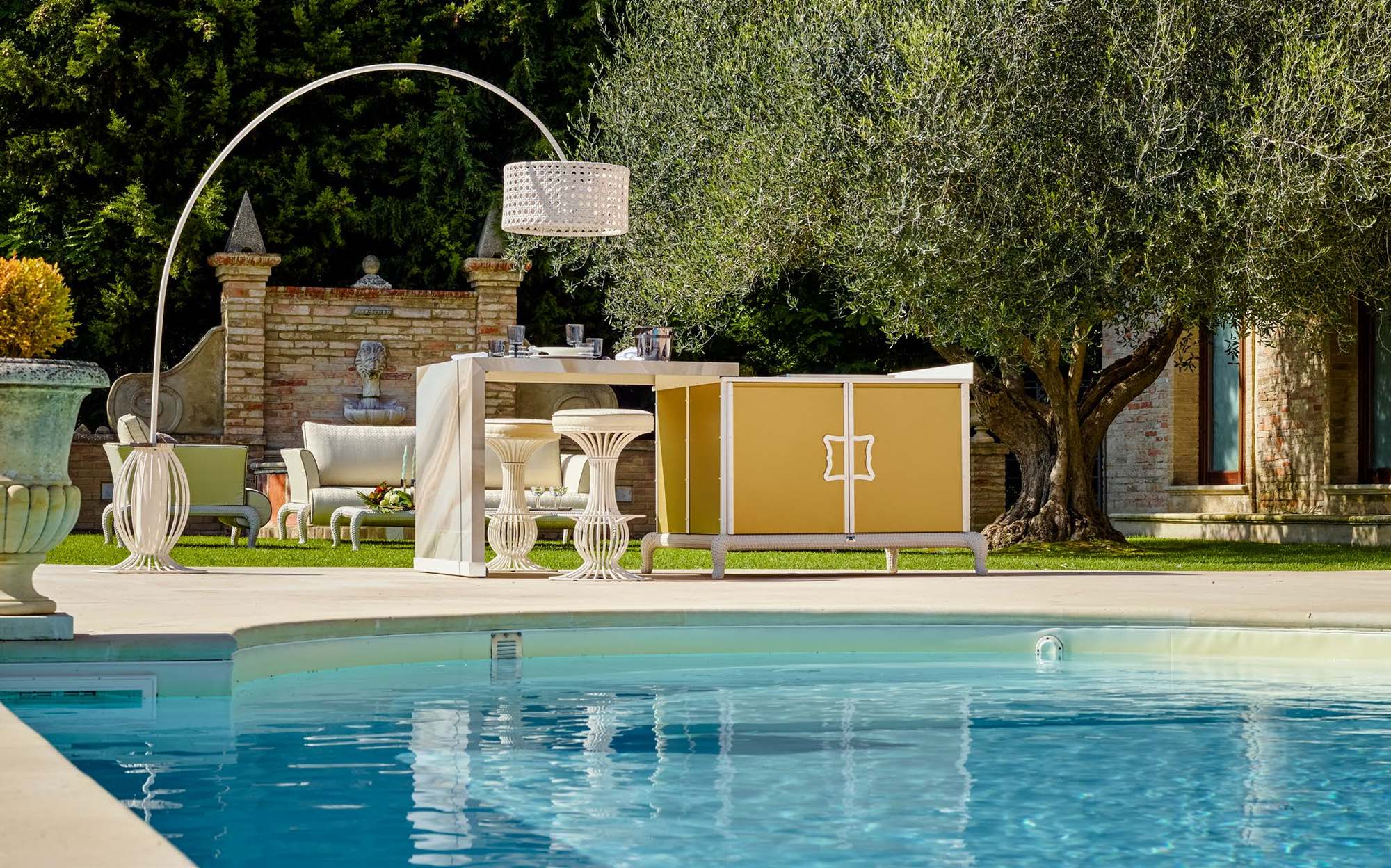 Samuele Mazza Outdoor Kitchen Island Kitchen with sliding table by the pool Samuele Mazza Outdoor Kitchen Island Kitchen with sliding table by the pool – Italian luxury outdoor kitchen