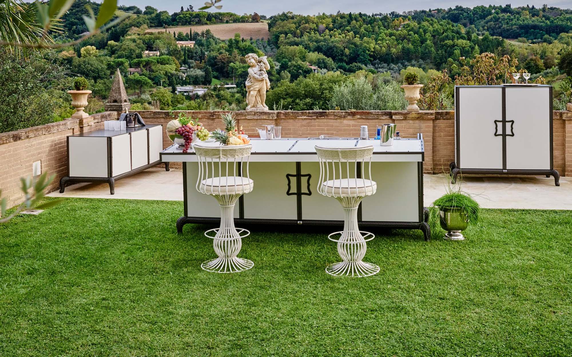 Samuele Mazza Outdoor Kitchen Linear Kitchen with sliding cover and bar stools on lawn Samuele Mazza Outdoor Kitchen Linear Kitchen with sliding cover and bar stools on lawn – Italian luxury outdoor kitchen