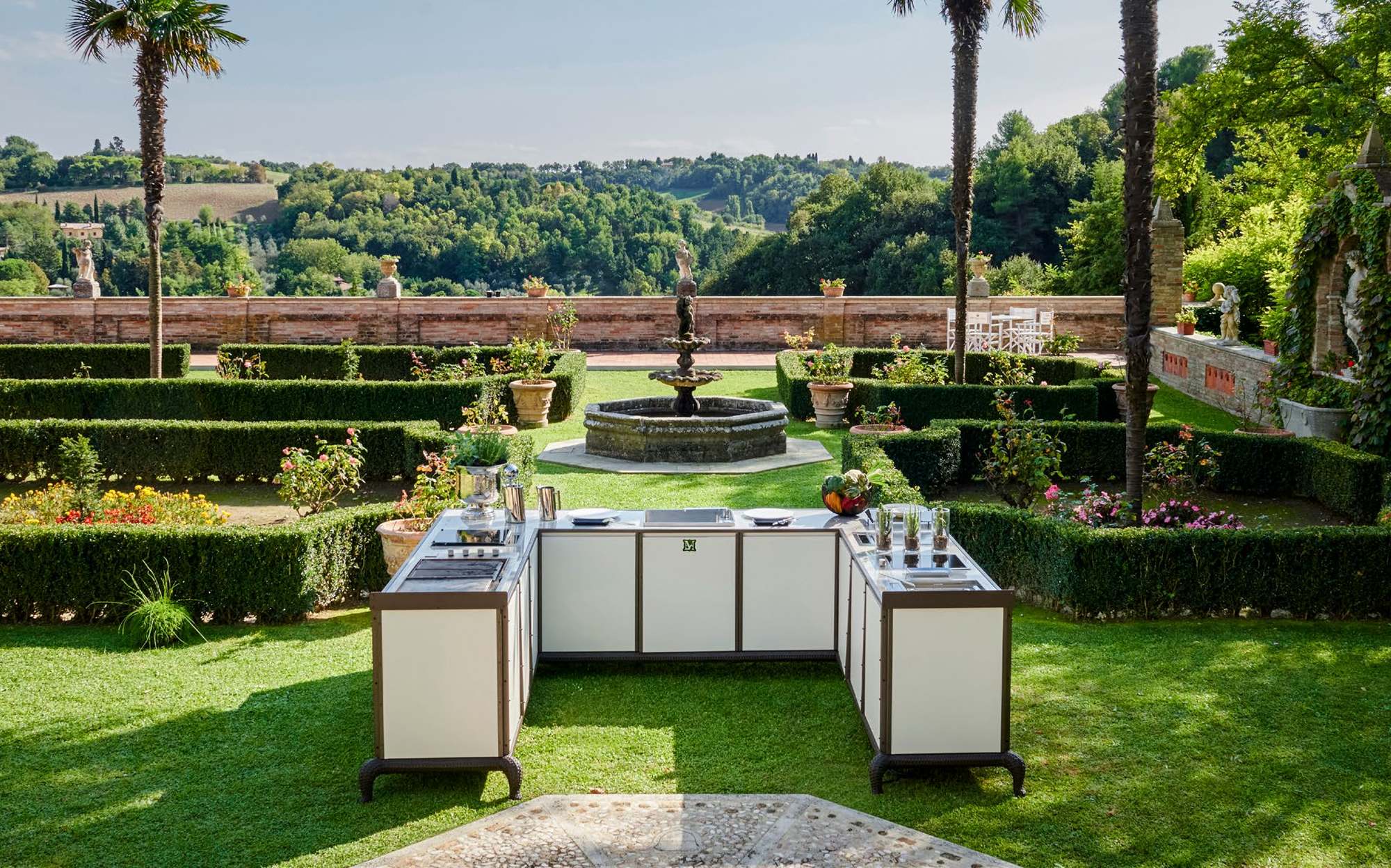 Samuele Mazza Outdoor Kitchen U-shaped Linear Kitchen in Italian garden with fountain Samuele Mazza Outdoor Kitchen U-shaped Linear Kitchen in Italian garden with fountain – Italian luxury outdoor kitchen