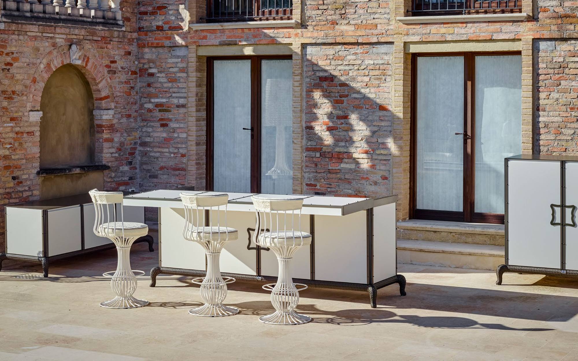Samuele Mazza Outdoor Kitchen Linear Kitchen with sliding cover and bar stools by the villa Samuele Mazza Outdoor Kitchen Linear Kitchen with sliding cover and bar stools by the villa – Italian luxury outdoor kitchen