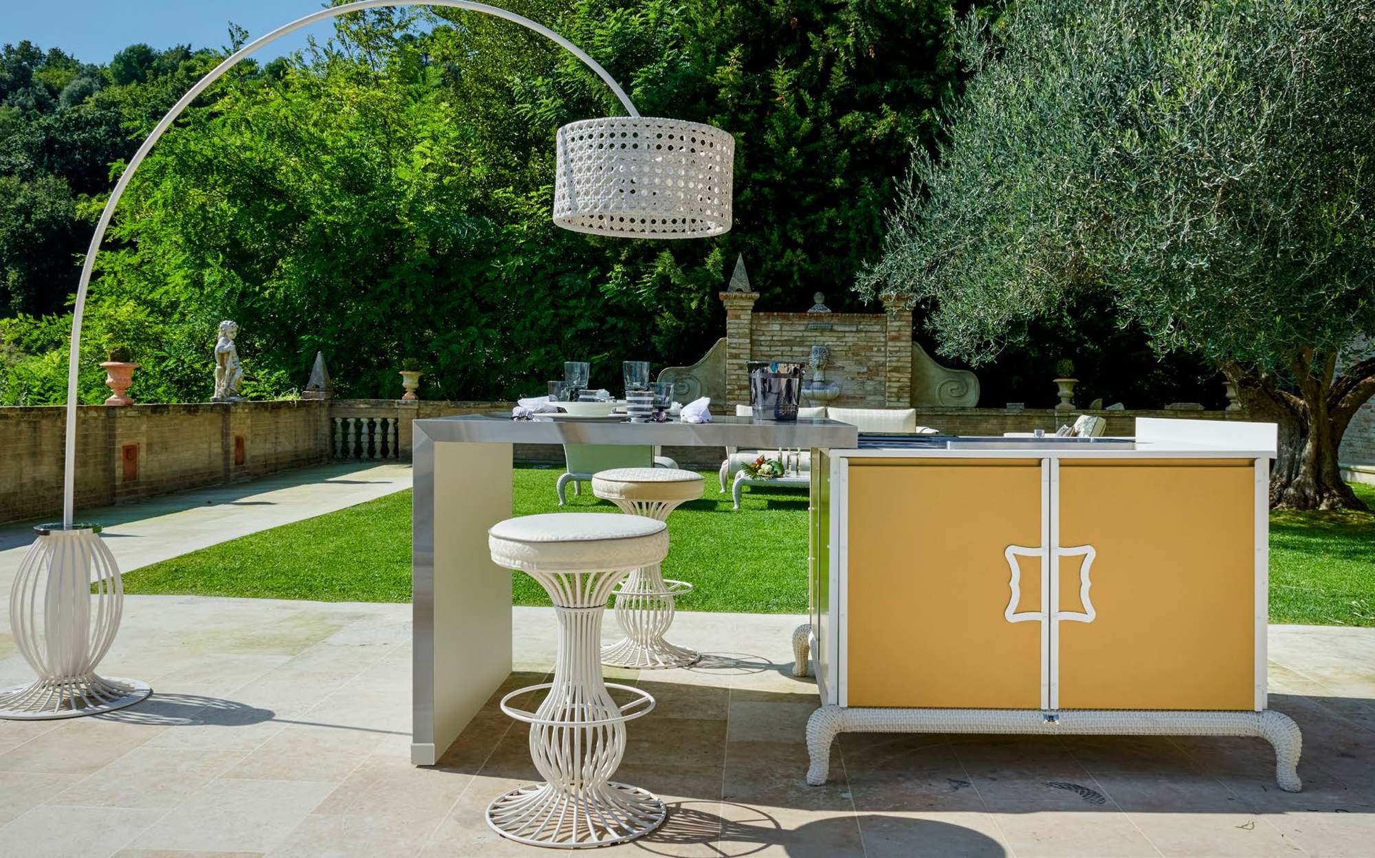 Samuele Mazza Outdoor Kitchen Island Kitchen with sliding table and arc floor lamp Samuele Mazza Outdoor Kitchen Island Kitchen with sliding table and arc floor lamp – Italian luxury outdoor kitchen