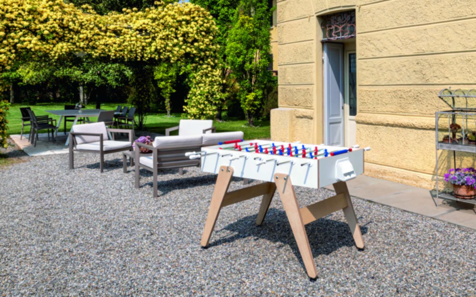 FAS Pendezza Cross Outdoor designer foosball table with wooden legs in an Italian villa garden