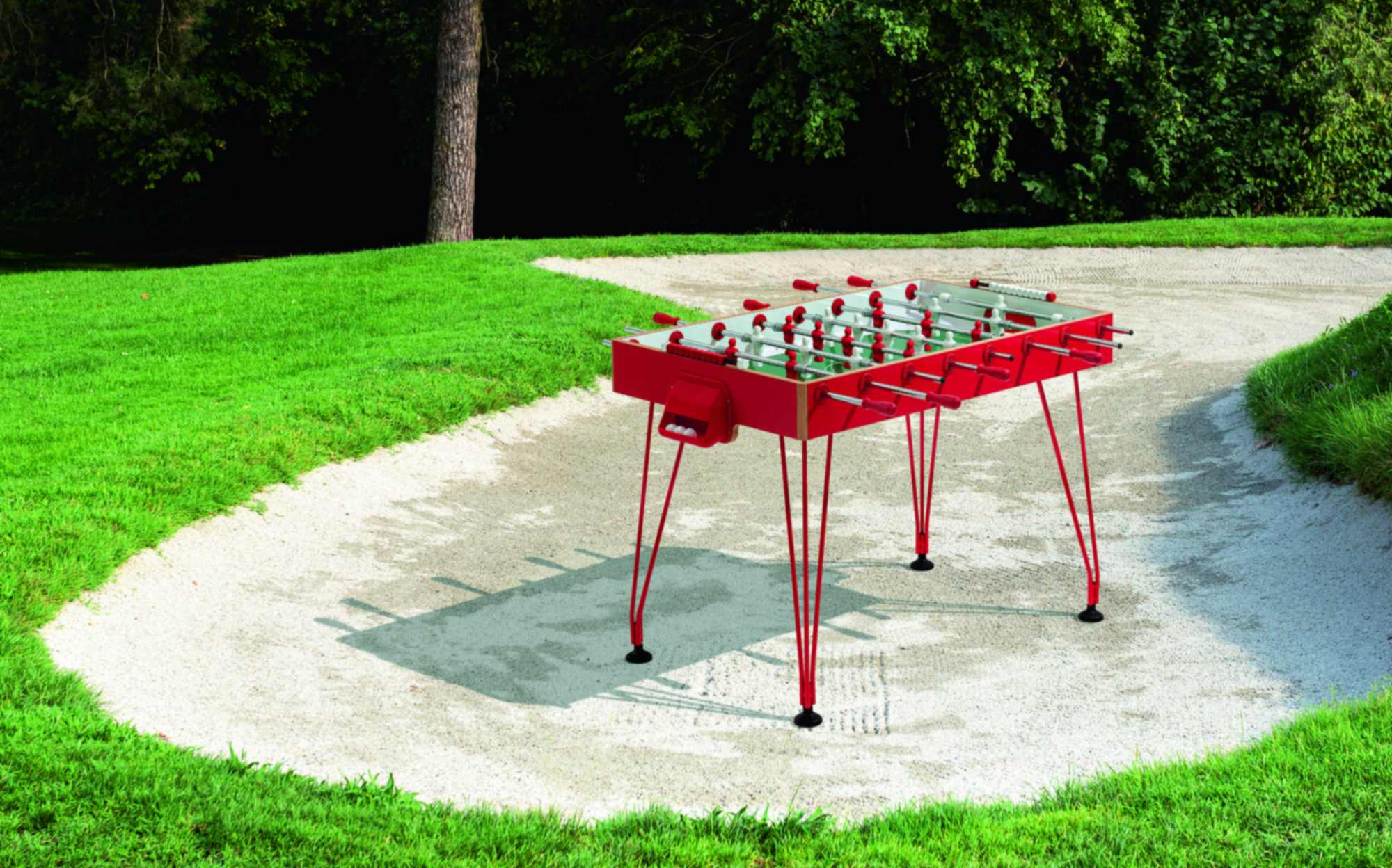 FAS Pendezza Apollo 20 outdoor foosball table with red steel legs in a luxury garden
