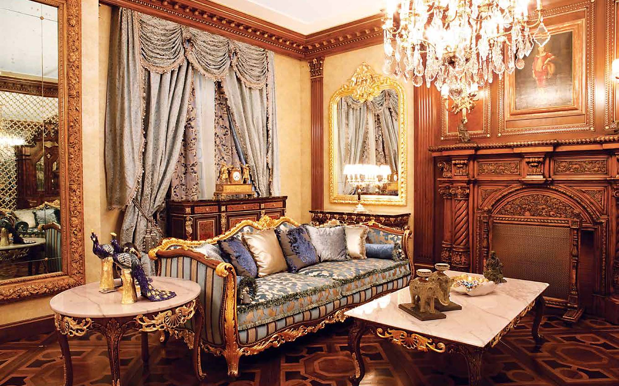 Francesco Molon Classic резной диван с сусальным золотом, мраморными столиками и деревянной буазери Francesco Molon Classic резной диван с сусальным золотом, мраморными столиками и деревянной буазери – итальянская классическая мебель люкс