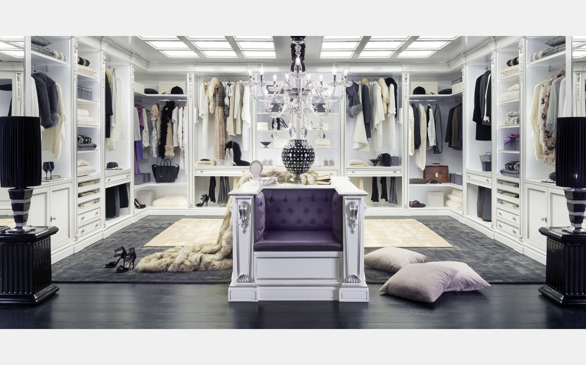 Modenese Walk-in Closets гардеробна з білими лакованими шафами й островом з фіолетовим оксамитовим сидінням &ndash; класичні італійські гардеробні люкс