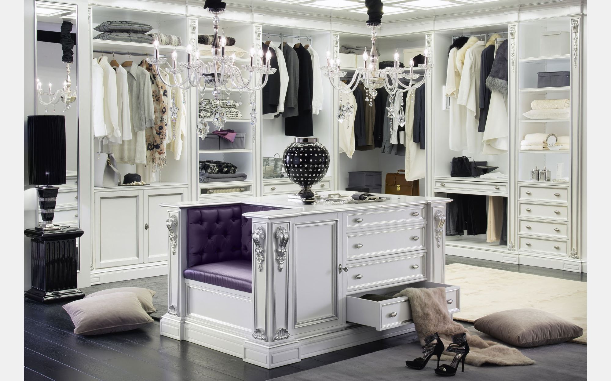 Modenese Walk-in Closets гардеробна з островом, м&rsquo;яким сидінням і кришталевою люстрою &ndash; класичні італійські гардеробні люкс