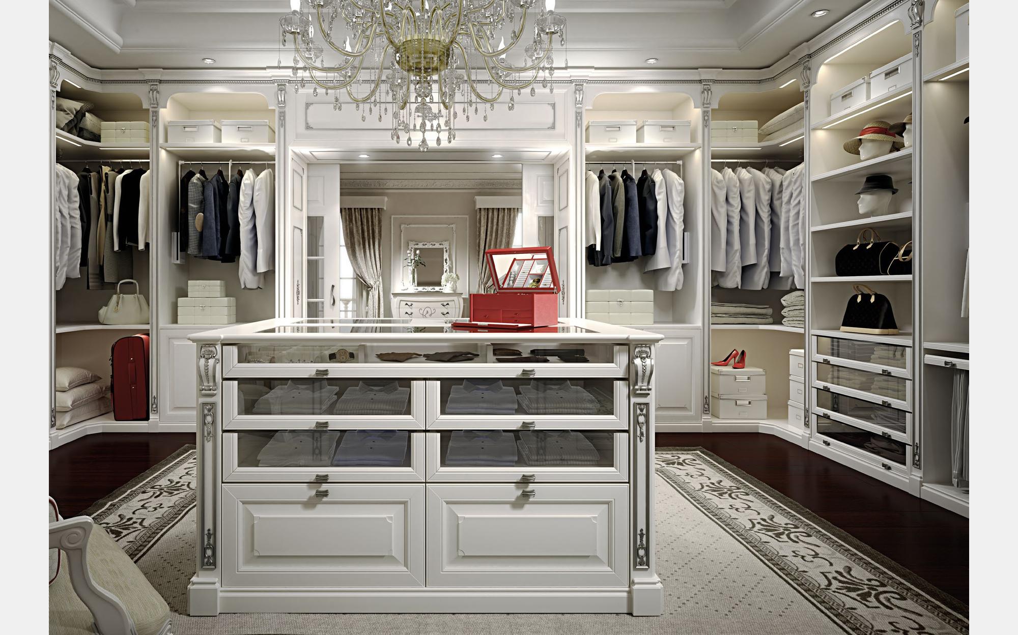 Modenese Walk-in Closets гардеробна з шафами кольору слонової кістки, островом і кришталевою люстрою &ndash; класичні італійські гардеробні люкс