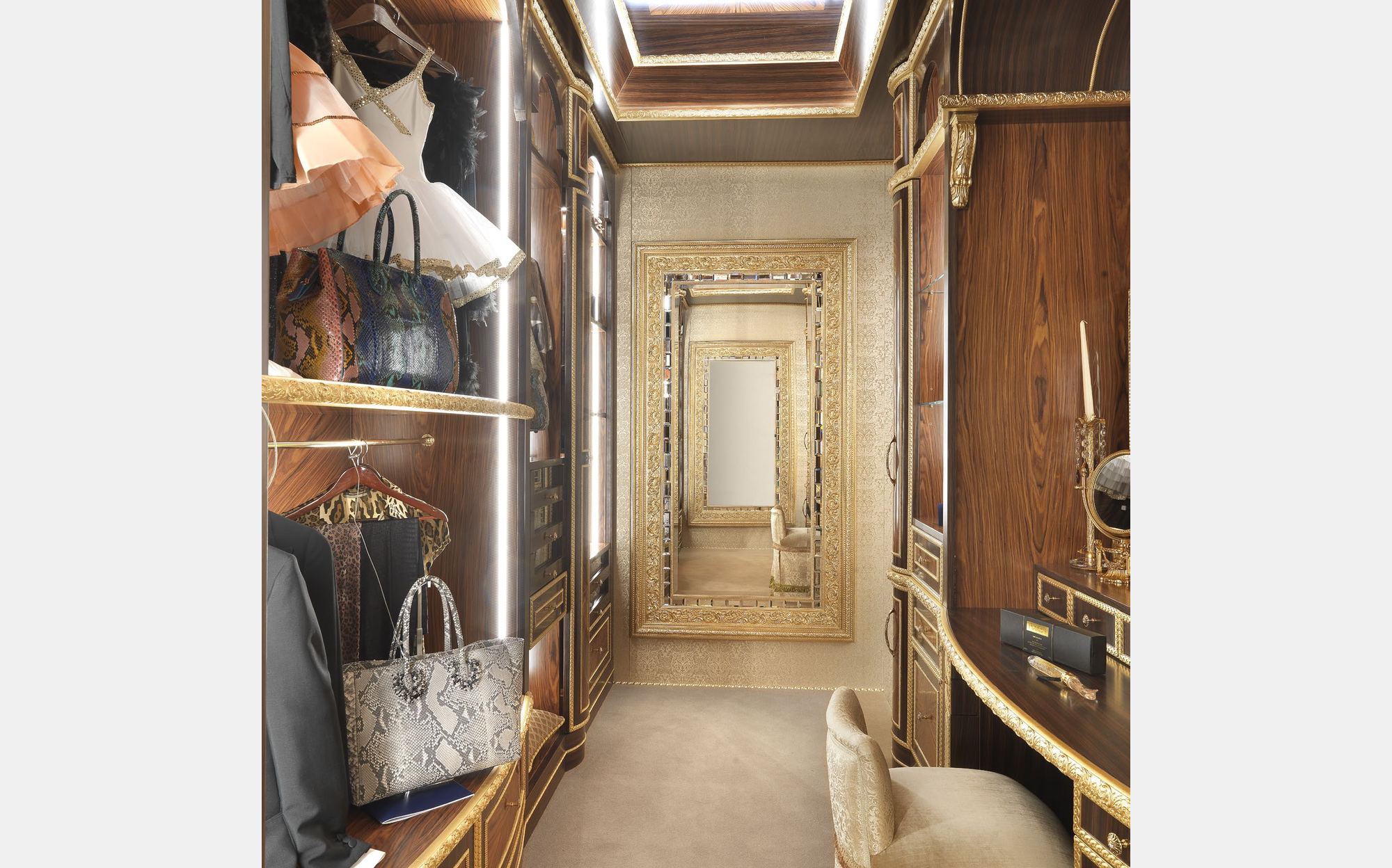 Modenese Walk-in Closets коридор-гардеробна з горіховими шафами і золотим дзеркалом &ndash; класичні італійські гардеробні люкс