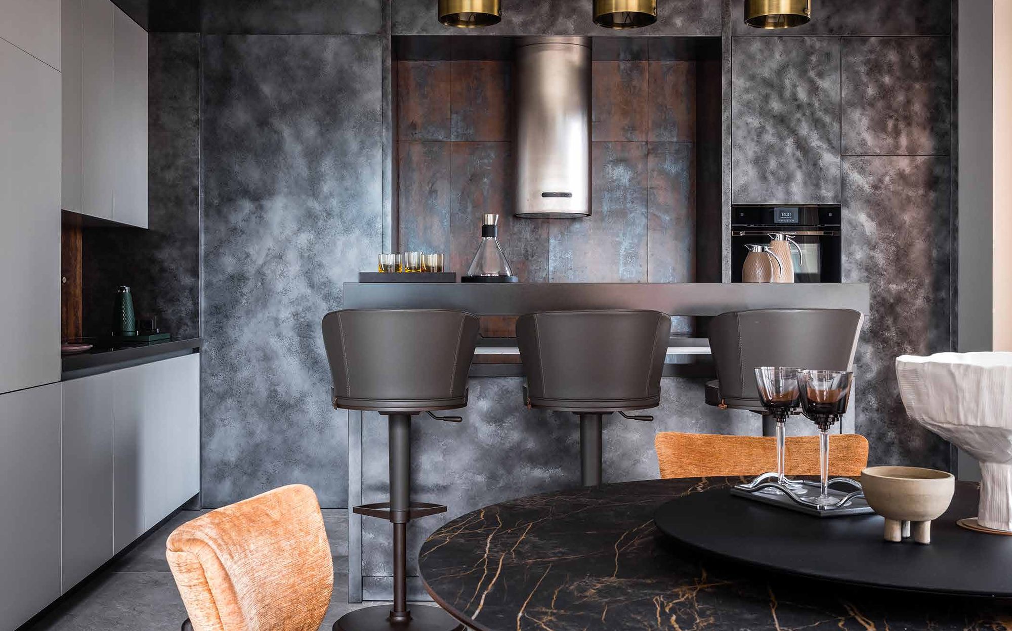 Pinetti Collection 2024 leather bar stools in a dark kitchen with marble table Pinetti Collection 2024 leather bar stools in a dark kitchen with marble table – Italian luxury leather accessories
