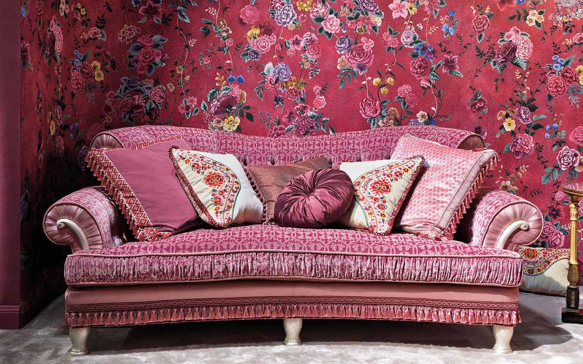 Provasi Heritage pink sofa with floral wallpaper Provasi Heritage pink sofa with floral wallpaper – classic Italian luxury furniture