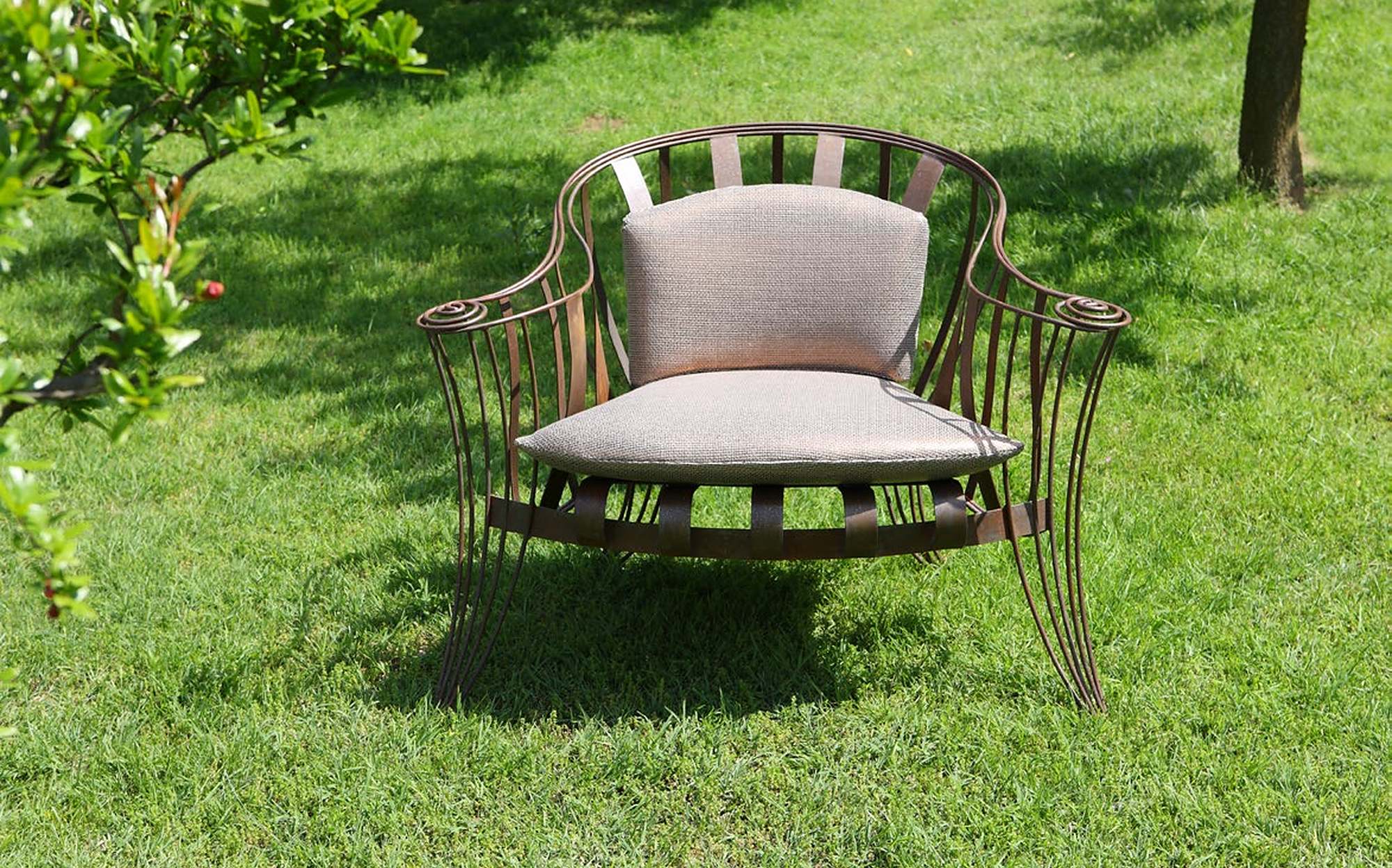 Sergio Villa Opus Garden bronze armchair with cushions on lawn Sergio Villa Opus Garden bronze armchair with cushions on lawn – Italian luxury outdoor furniture