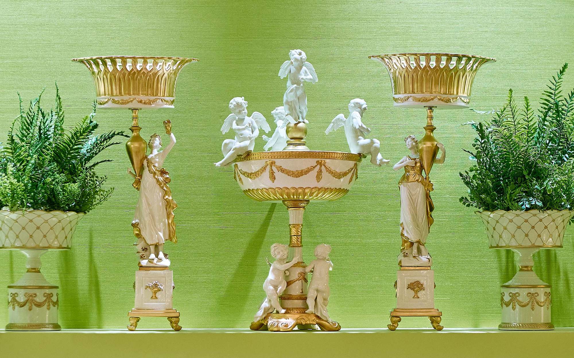 Villari Grande Impero centrepiece with cherubs and planters in green room Villari Grande Impero centrepiece with cherubs and planters in green room – Italian luxury porcelain
