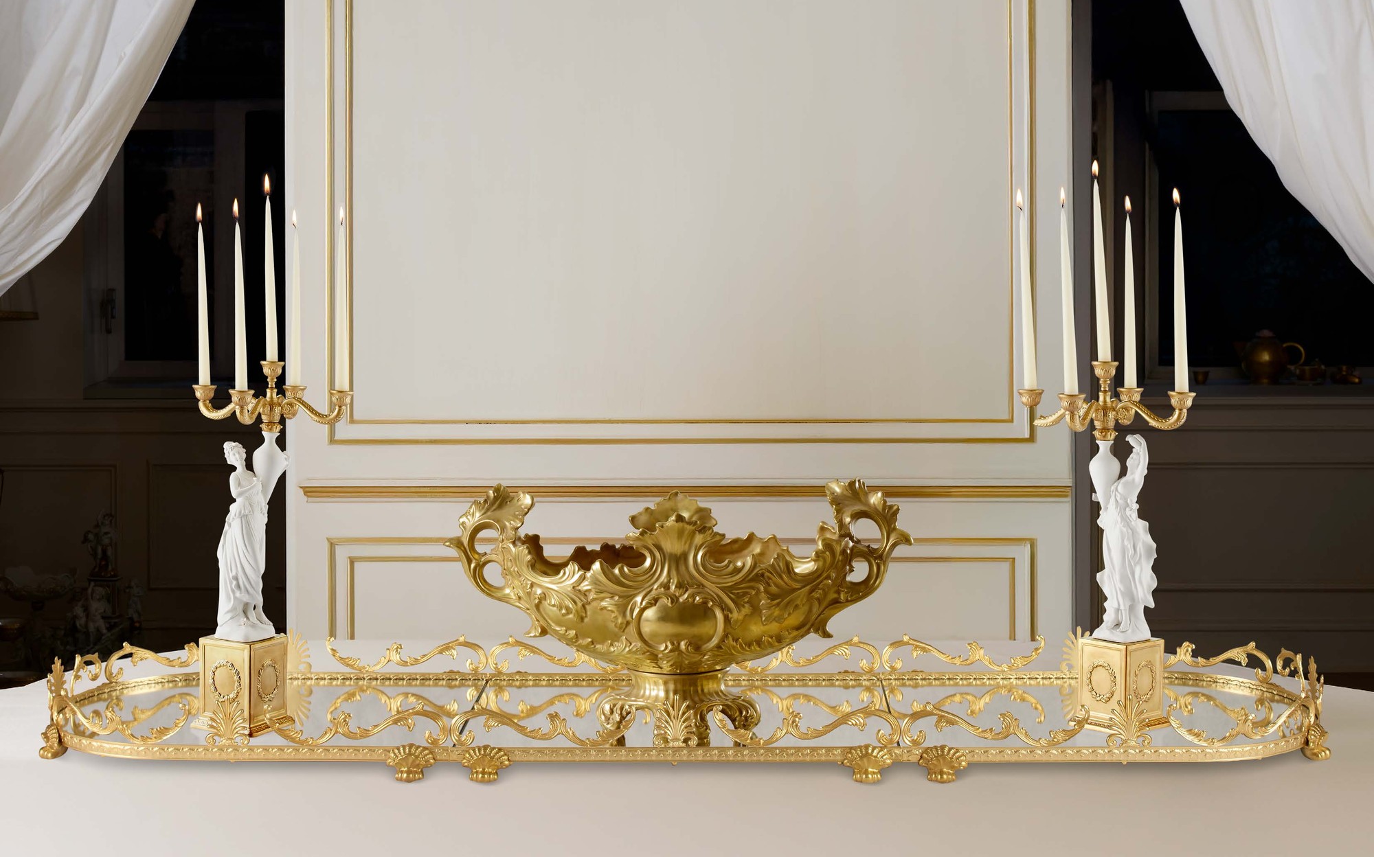 Villari Grande Impero golden centrepiece on mirror tray with candelabra Villari Grande Impero golden centrepiece on mirror tray with candelabra – Italian luxury porcelain