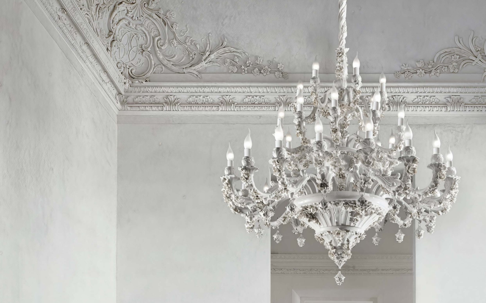 Villari Home and Light белая фарфоровая люстра в зале с лепниной Villari Home and Light белая фарфоровая люстра в зале с лепниной – итальянский фарфор люкс
