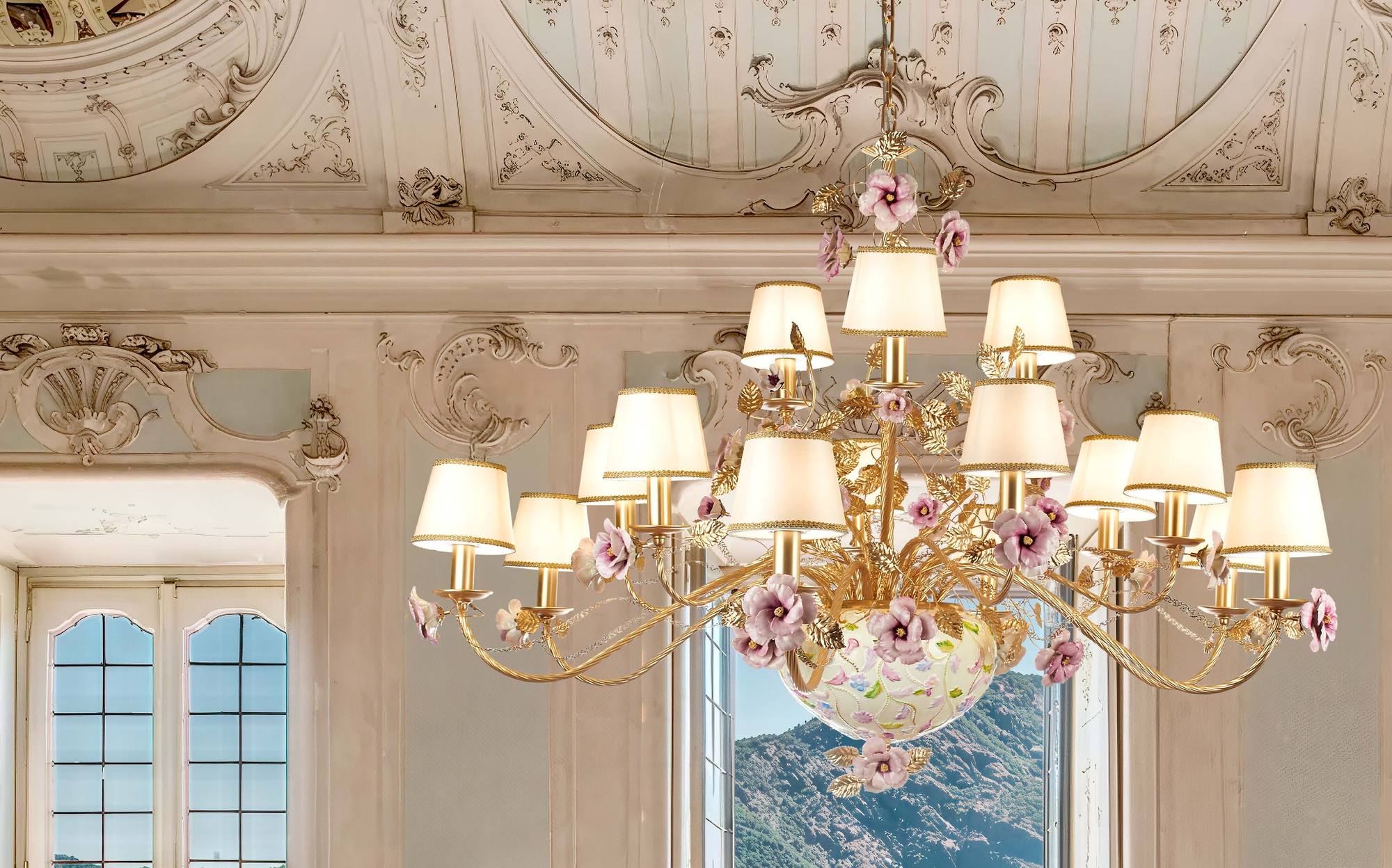 Villari Home and Light люстра с фарфоровыми цветами в зале с фресками Villari Home and Light люстра с фарфоровыми цветами в зале с фресками – итальянский фарфор люкс