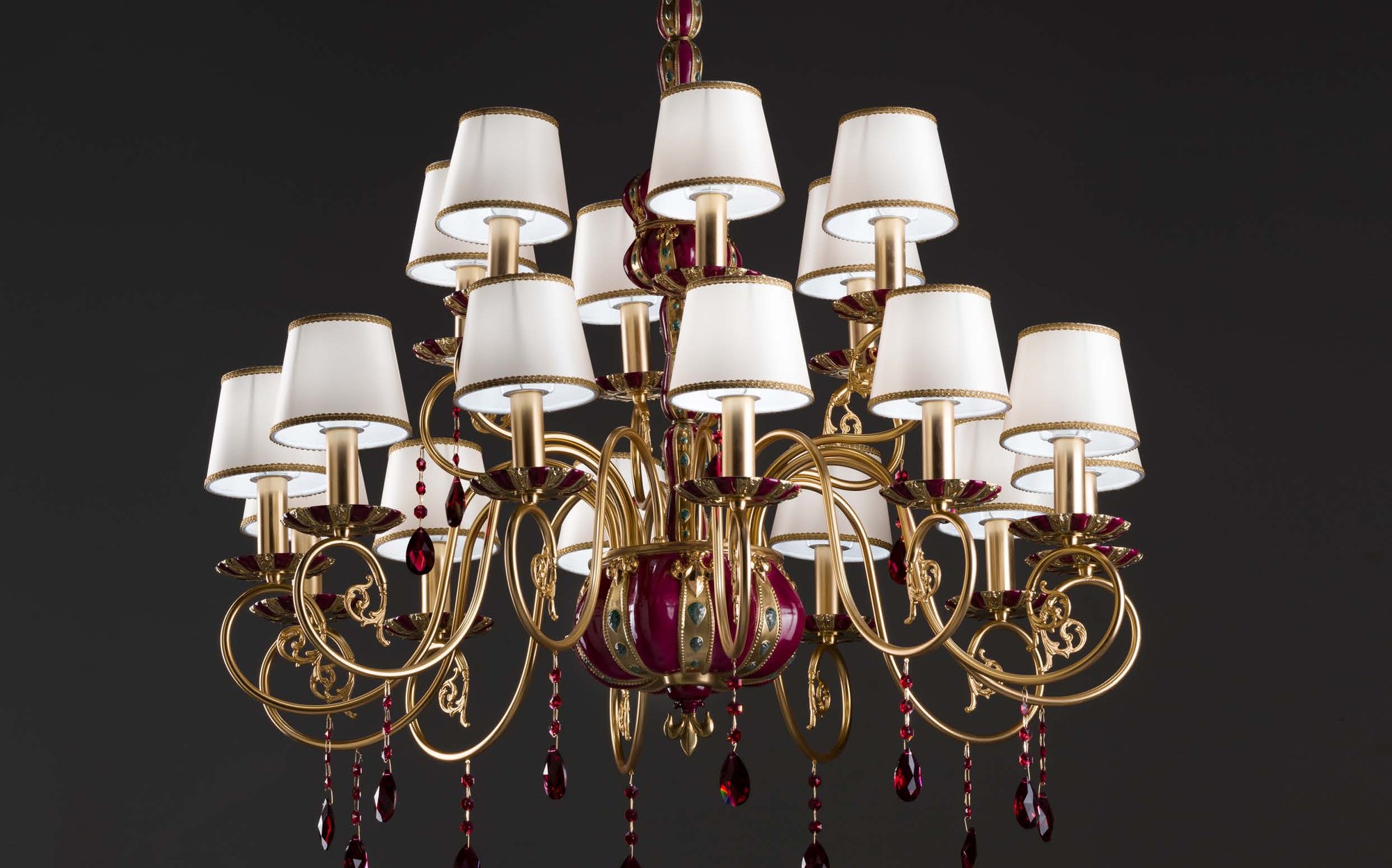 Villari Home and Light золотая люстра с красными кристаллами Villari Home and Light золотая люстра с красными кристаллами – итальянский фарфор люкс