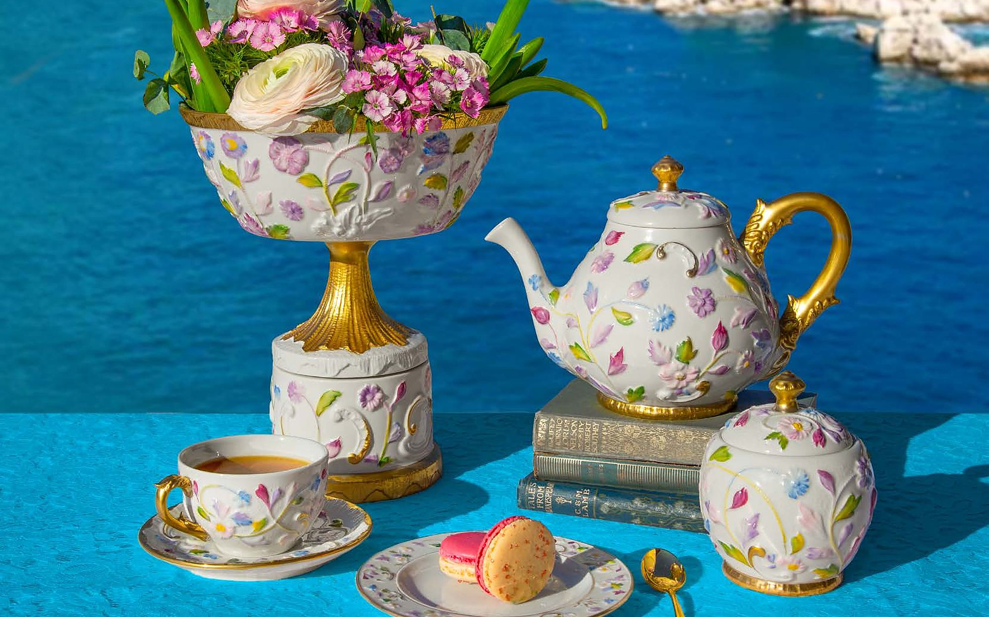Villari The Four Seasons цветочный чайный сервиз с центральной чашей Villari The Four Seasons цветочный чайный сервиз с центральной чашей – итальянский фарфор люкс