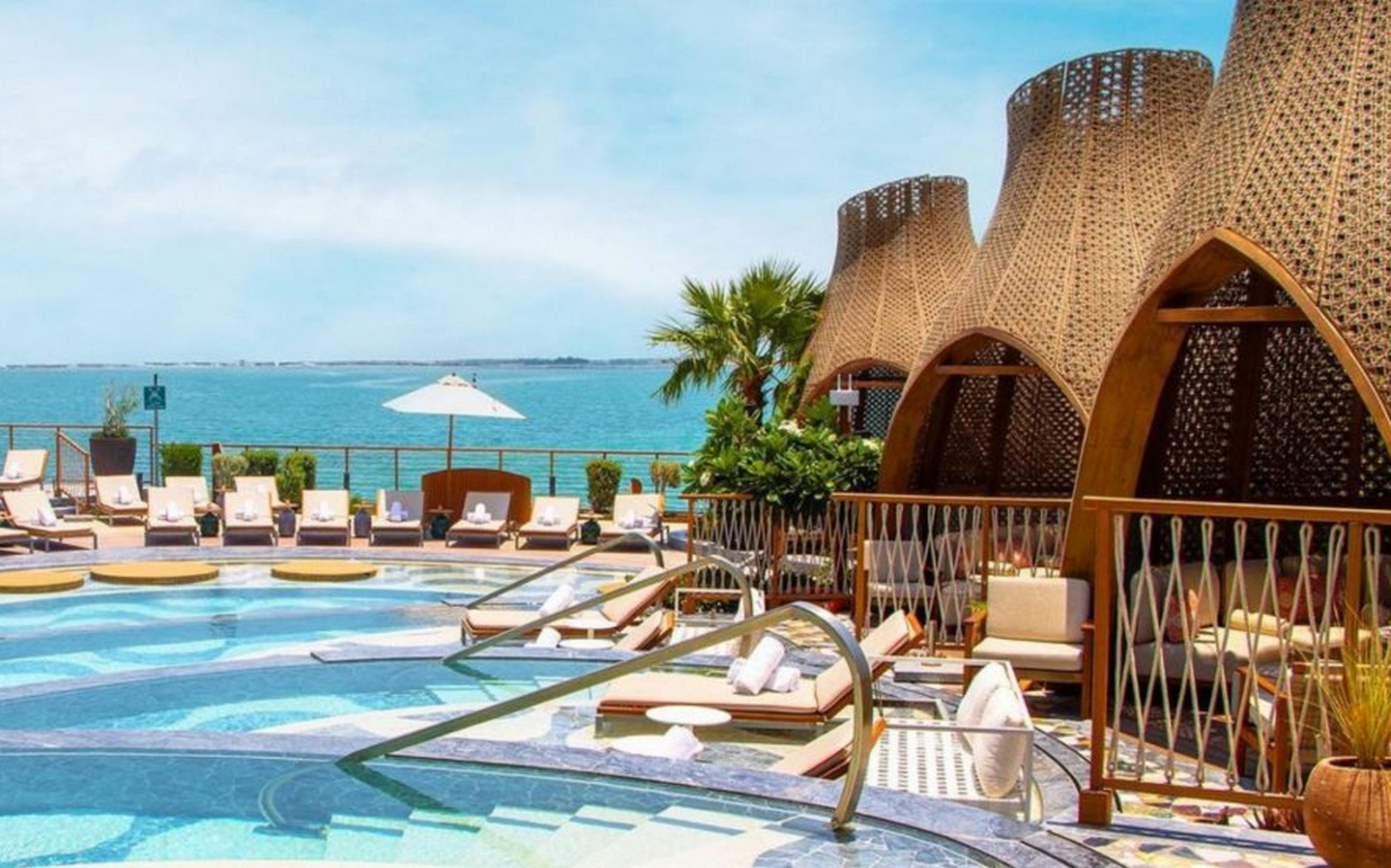 Роскошные пляжные беседки Sushisamba Beach Club Doha, дизайн экстерьера от DFN с подсвеченными конструкциями | 101domus