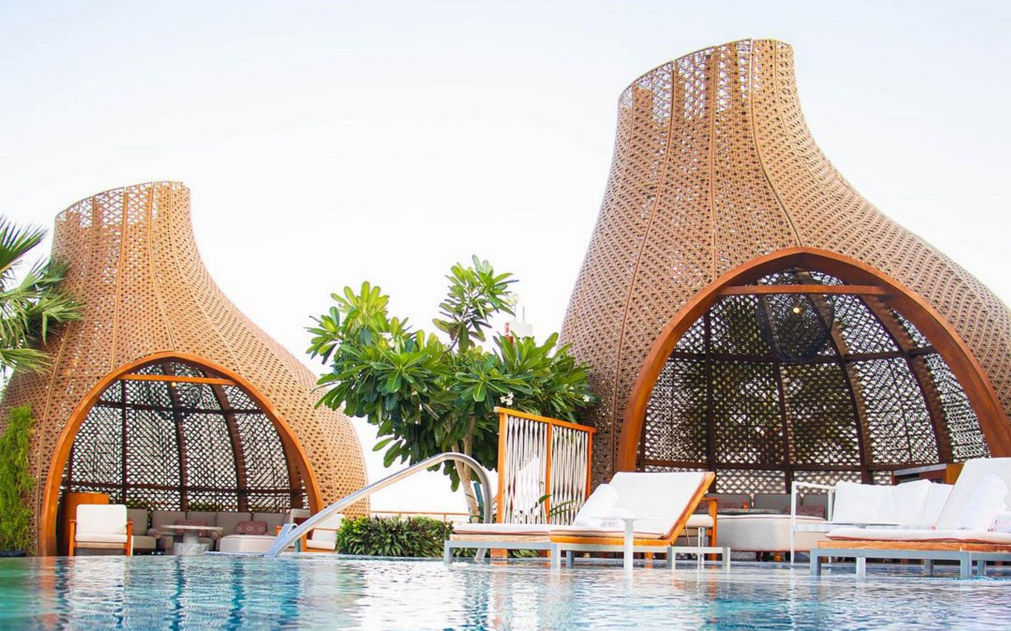 Роскошные пляжные беседки Sushisamba Beach Club Doha, дизайн экстерьера от DFN с подсвеченными конструкциями | 101domus