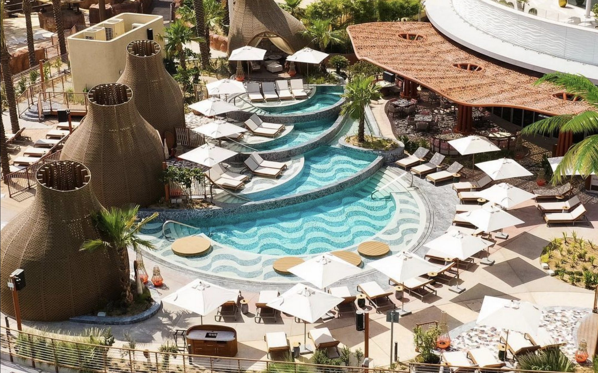 Роскошные пляжные беседки Sushisamba Beach Club Doha, дизайн экстерьера от DFN с подсвеченными конструкциями | 101domus
