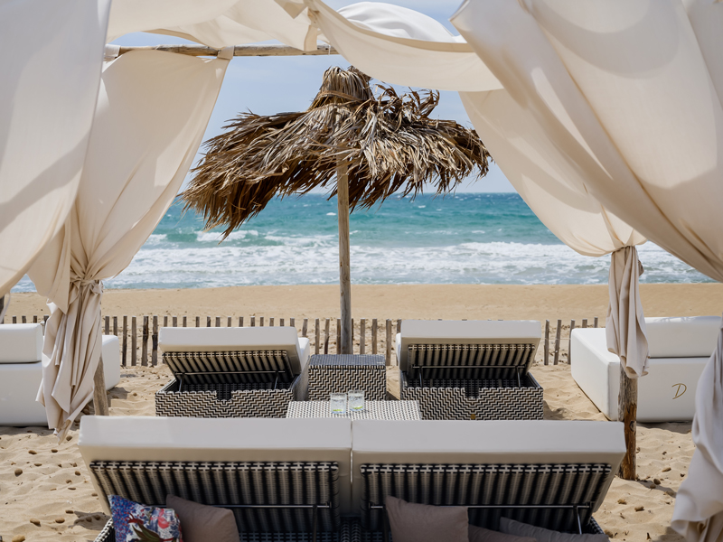 Розкішний дизайн зовнішнього простору курорту Pura Vita Beach Resort на Сицилії з меблями та кабінками DFN | 101domus