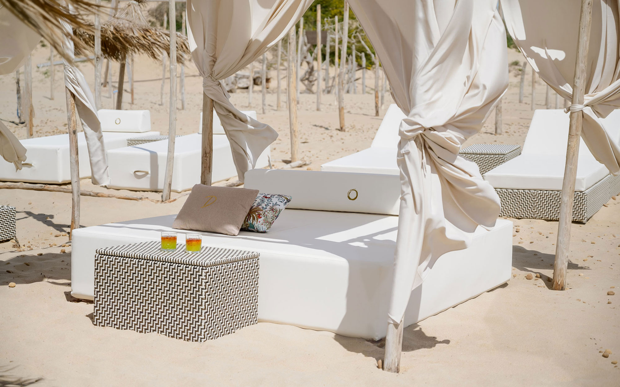 Розкішний дизайн зовнішнього простору курорту Pura Vita Beach Resort на Сицилії з меблями та кабінками DFN | 101domus