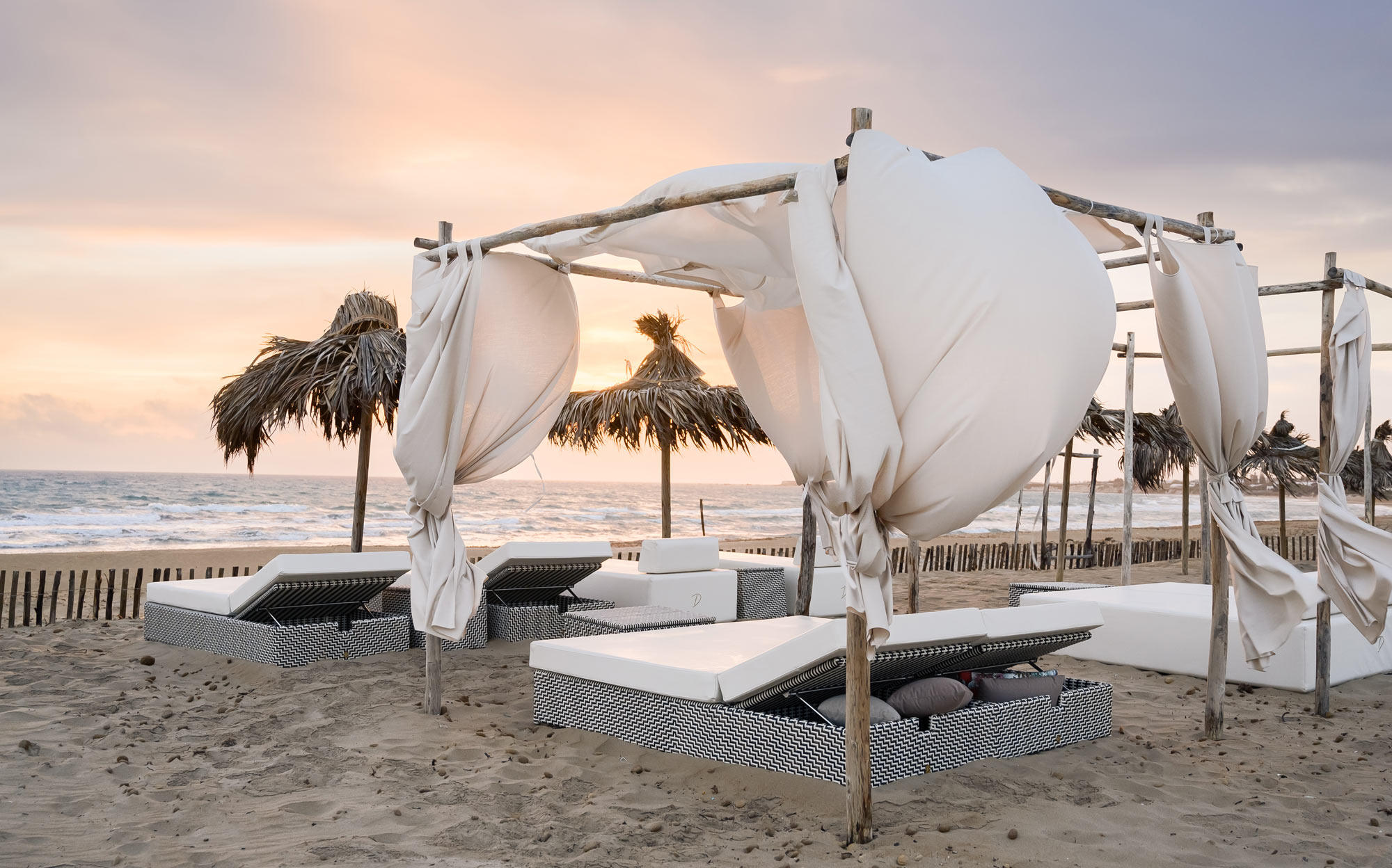 Розкішний дизайн зовнішнього простору курорту Pura Vita Beach Resort на Сицилії з меблями та кабінками DFN | 101domus