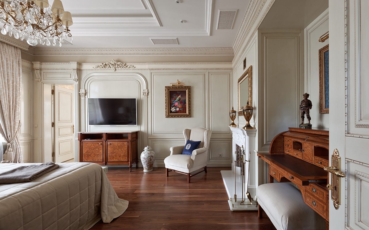 Bedroom with white boiserie, writing desk and armchair, classic style villa by Francesco Molon | 101domus