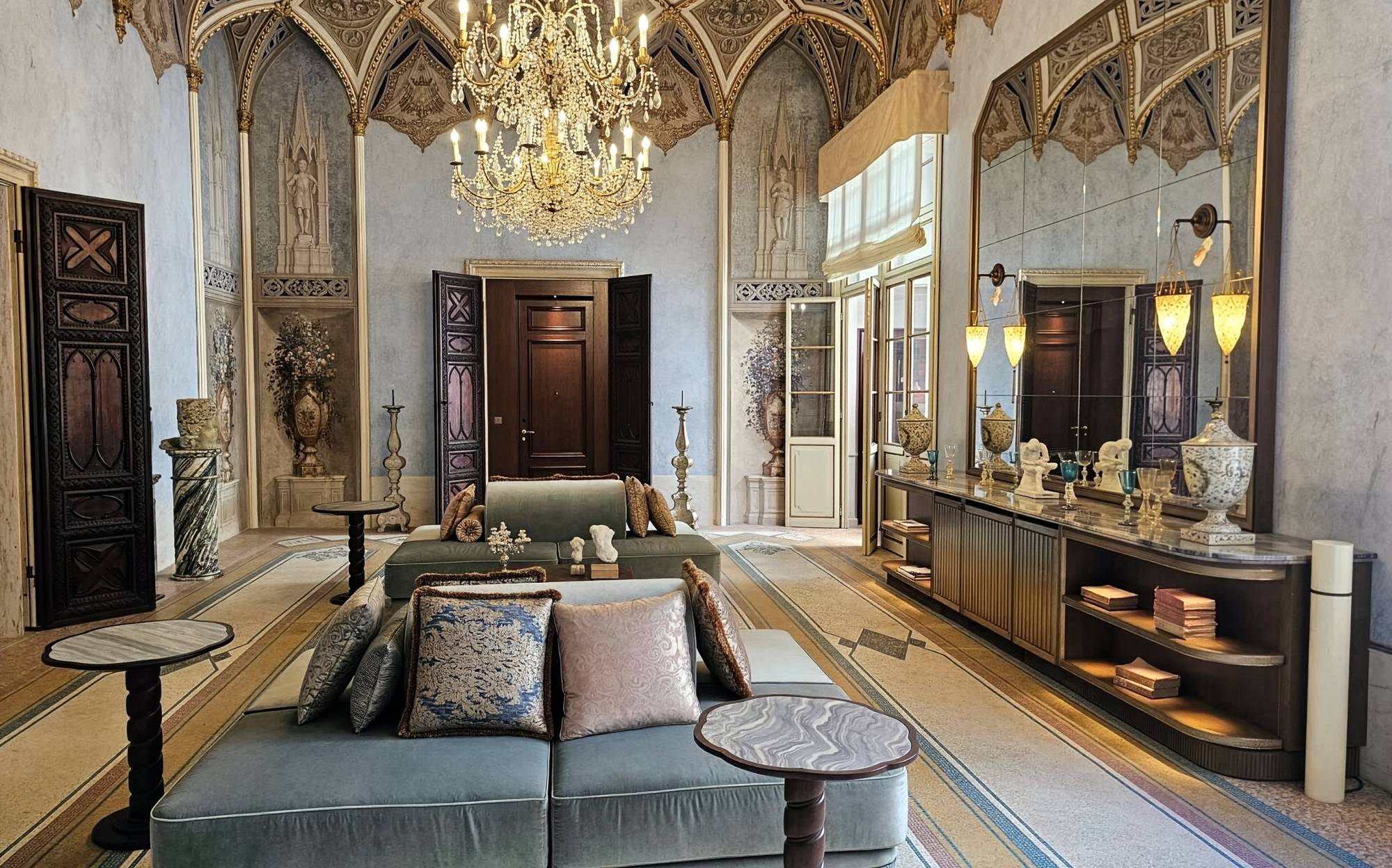 Салон под готическим сводом с диваном, консолью и приставными столиками, Orient Express Venezia | 101domus
