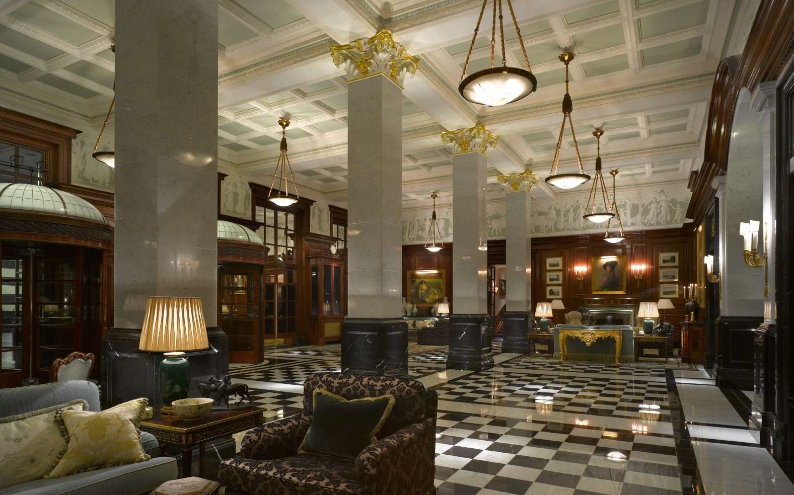 Лобби с колоннами, мраморным полом, креслами и диванами, The Savoy Лондон, проект Francesco Molon | 101domus