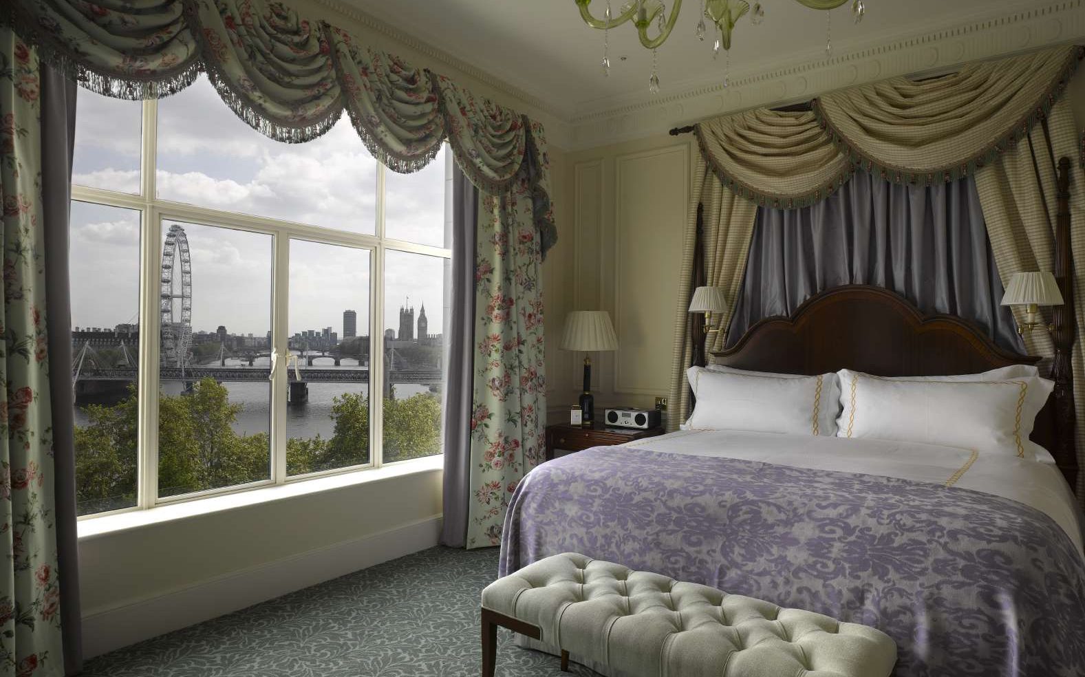 Спальня с видом на реку, резным изголовьем и стёганой банкеткой, The Savoy Лондон, Francesco Molon | 101domus