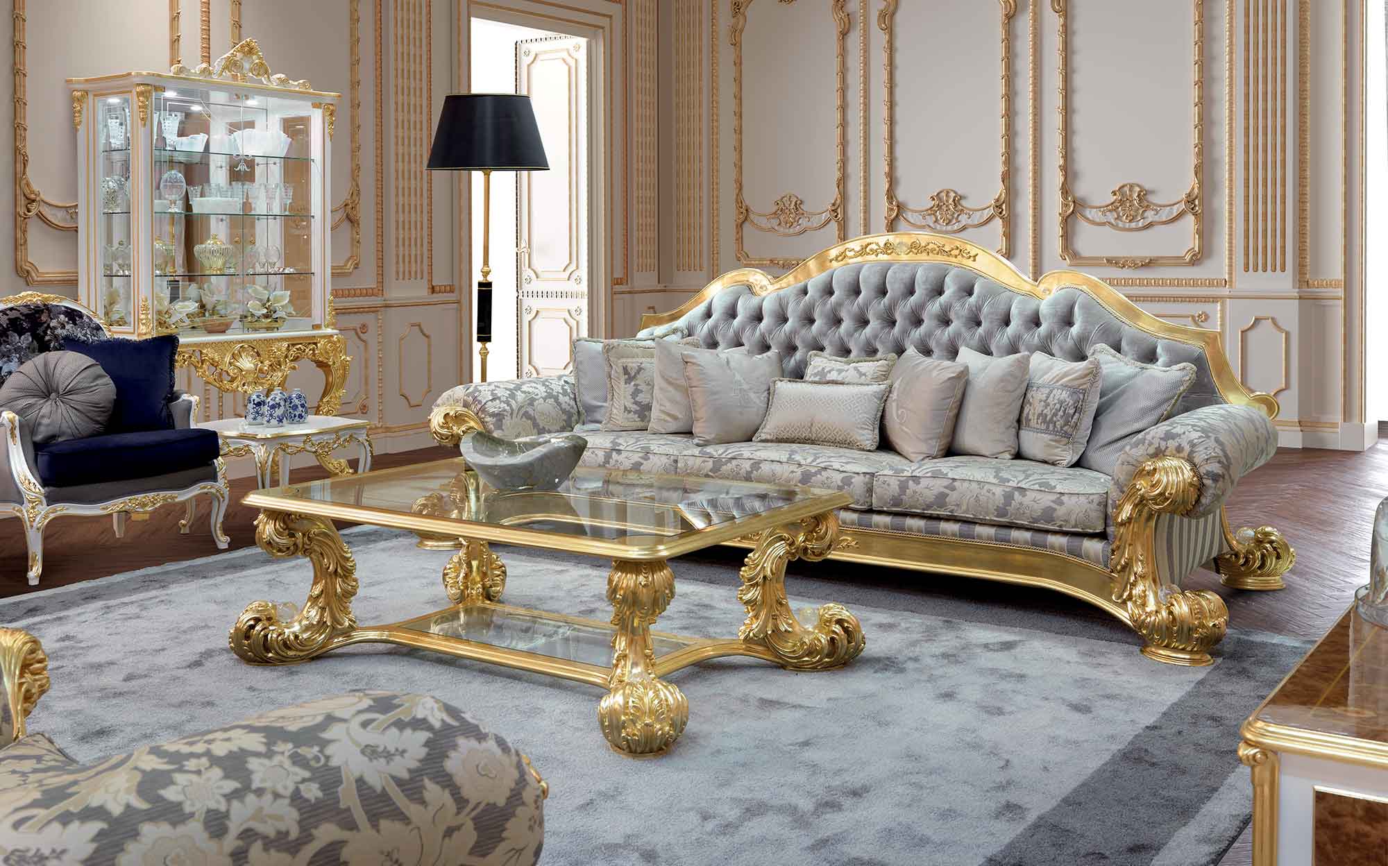 Класична вітальня з позолоченим диваном від Asnaghi Interiors — 101DOMUS