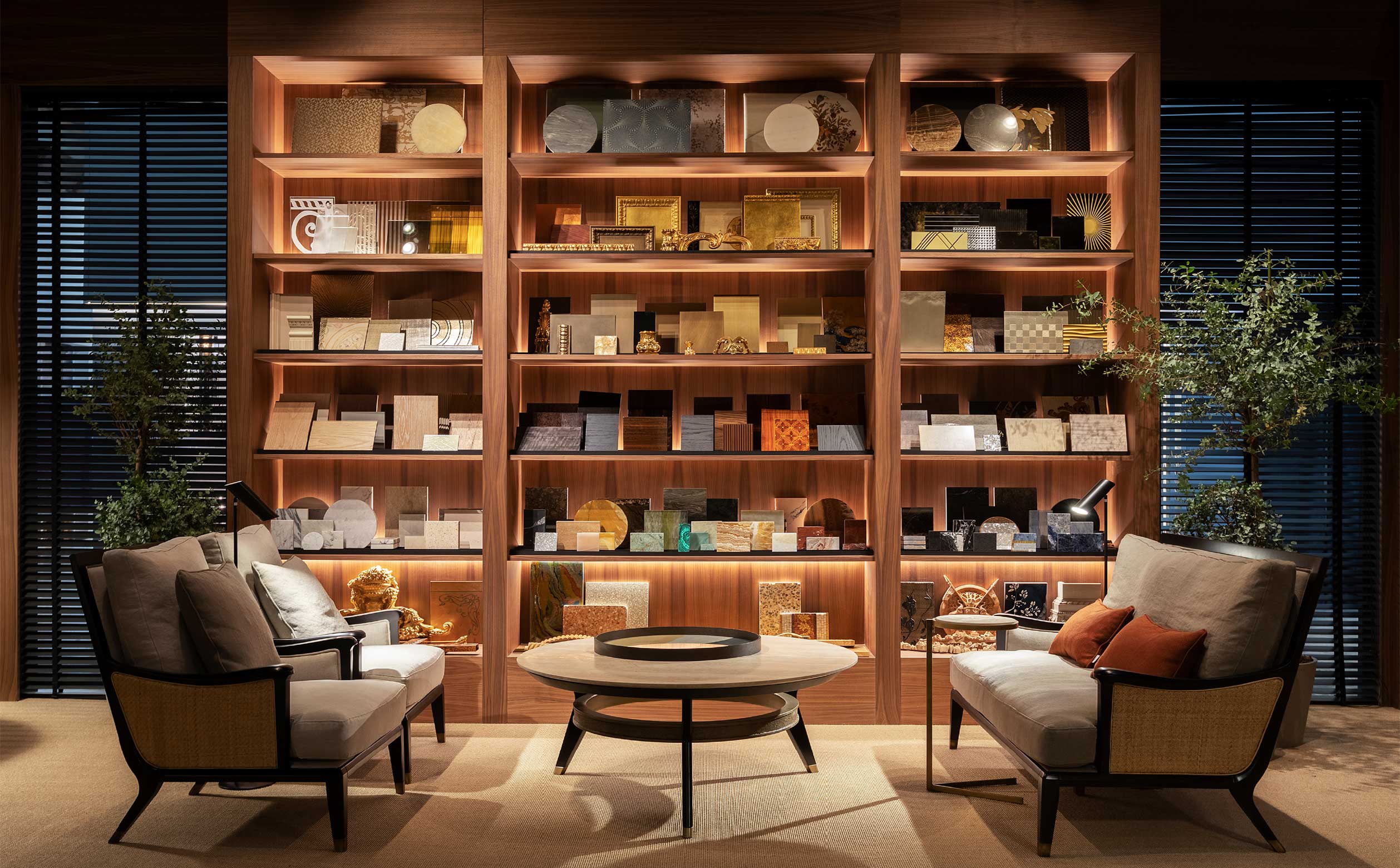 Medea Mood – Elegant lounge with curated display and exclusive details on 101Domus Lounge area with Medea furniture – Decorative library wall and refined seating composition